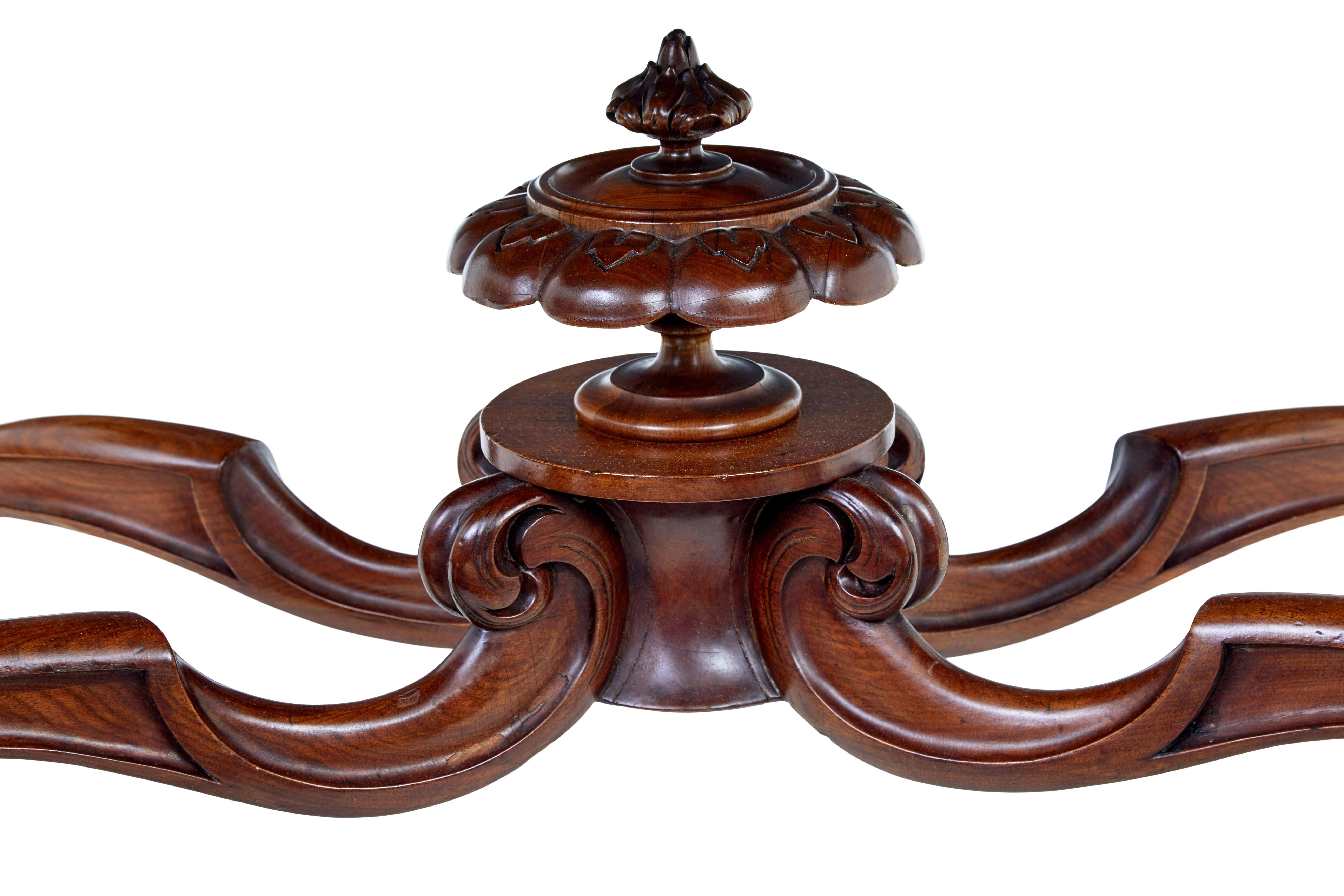 Table d'appoint en noyer sculpté du XIXe siècle en vente 1