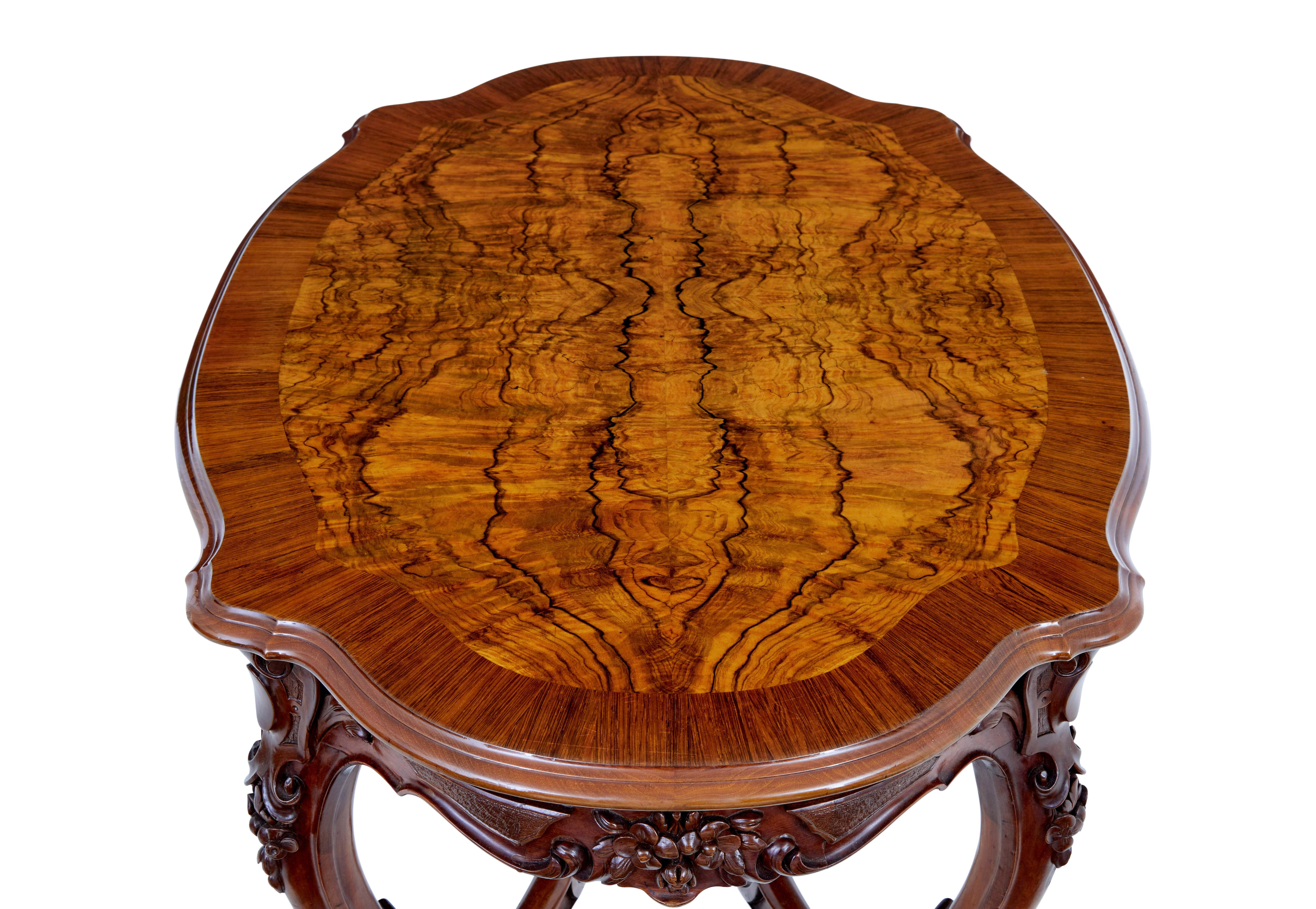 Table d'appoint en noyer sculpté du XIXe siècle en vente 2