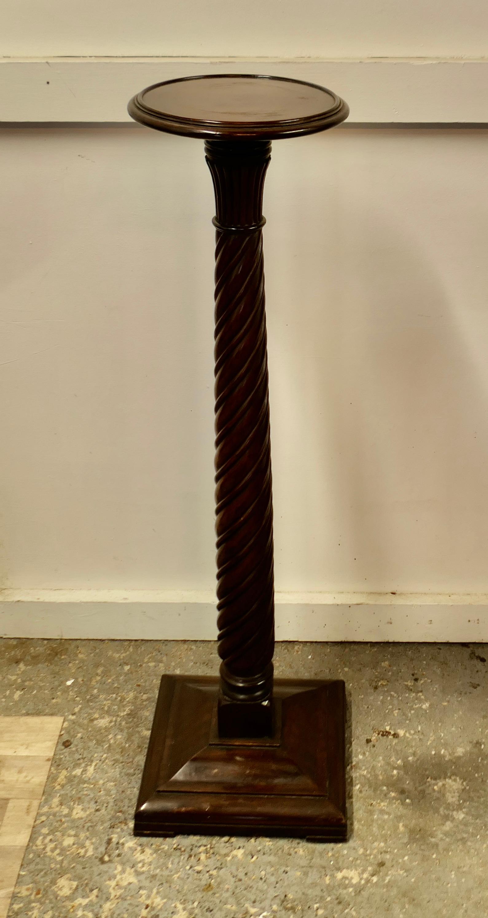 Torchère à piédestal en noyer sculpté du XIXe siècle

La colonne a un tour d'orge serré, le sommet est rond avec un bord surélevé et elle est posée sur une base carrée à gradins.
La colonne est de style classique et a une multitude d'utilisations,