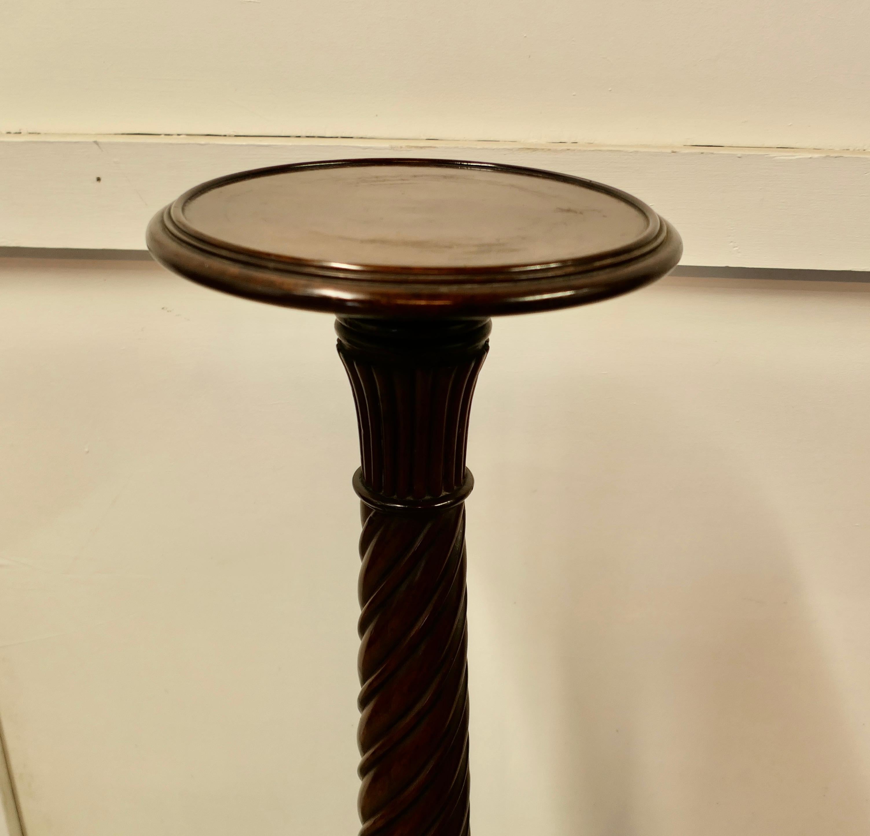 Torchère à piédestal en noyer sculpté du XIXe siècle Bon état - En vente à Godshill, Isle of Wight