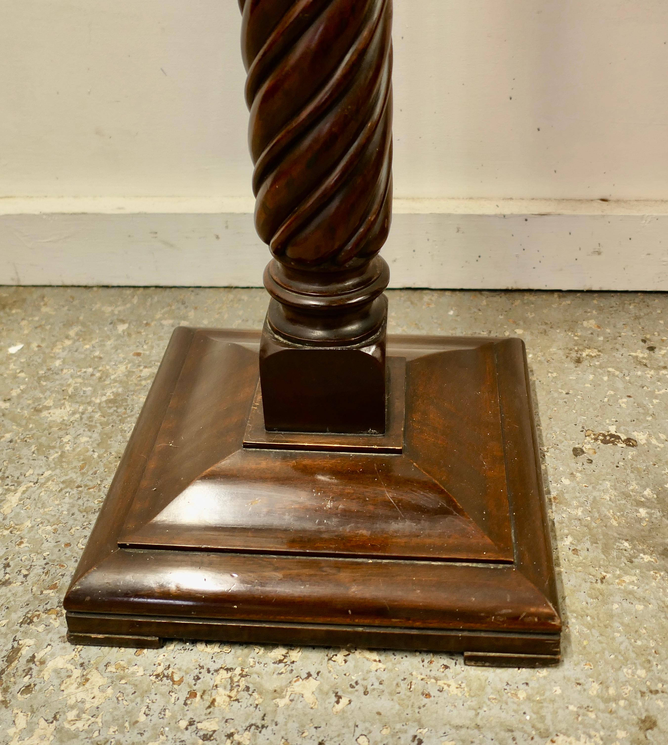 Noyer Torchère à piédestal en noyer sculpté du XIXe siècle en vente
