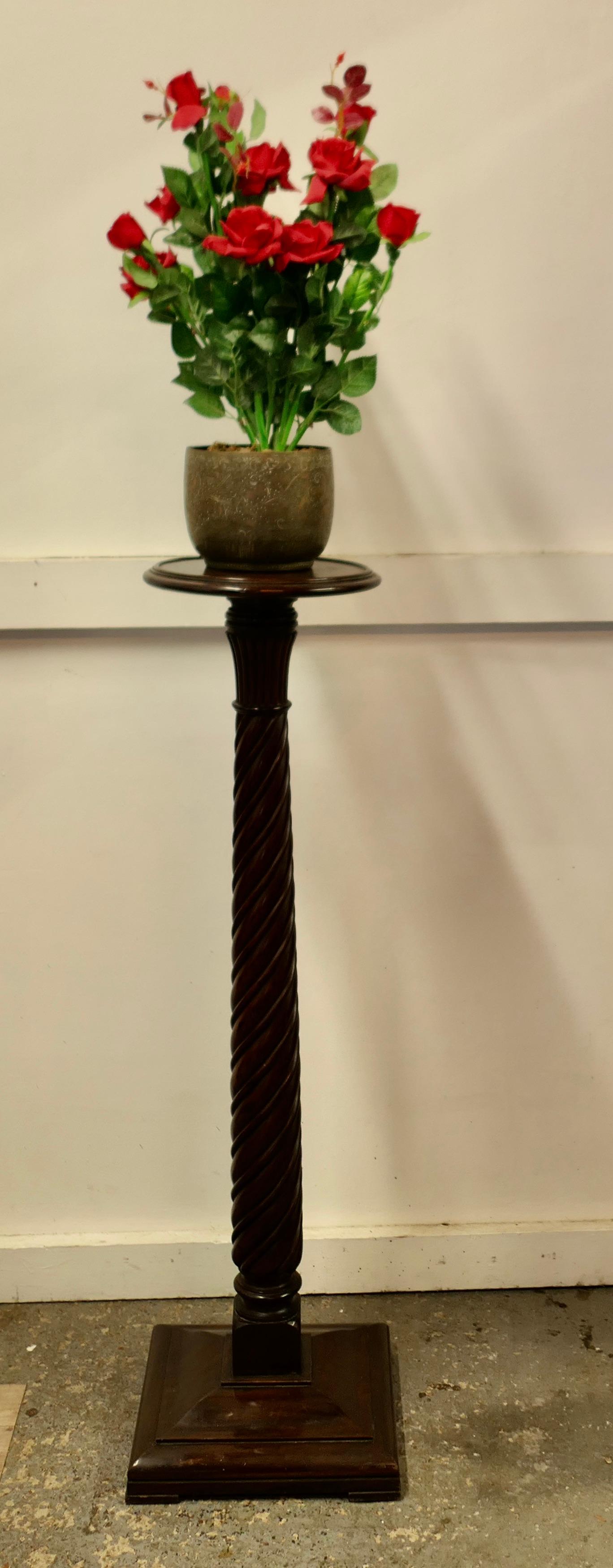 Torchère à piédestal en noyer sculpté du XIXe siècle en vente 1