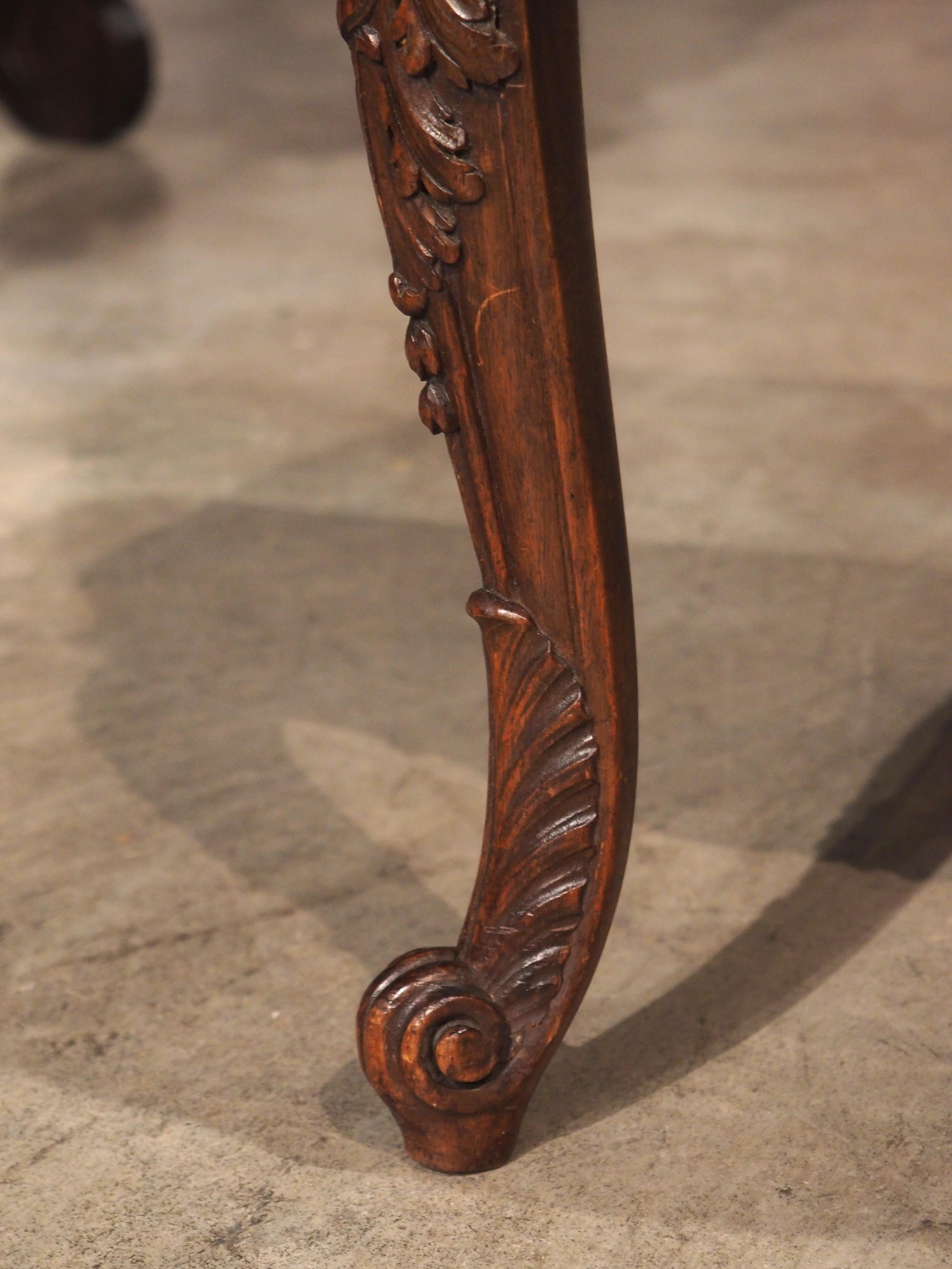 Tabouret aus geschnitztem Nussbaumholz im Regence-Stil des 19. Jahrhunderts aus Frankreich (Handgeschnitzt) im Angebot