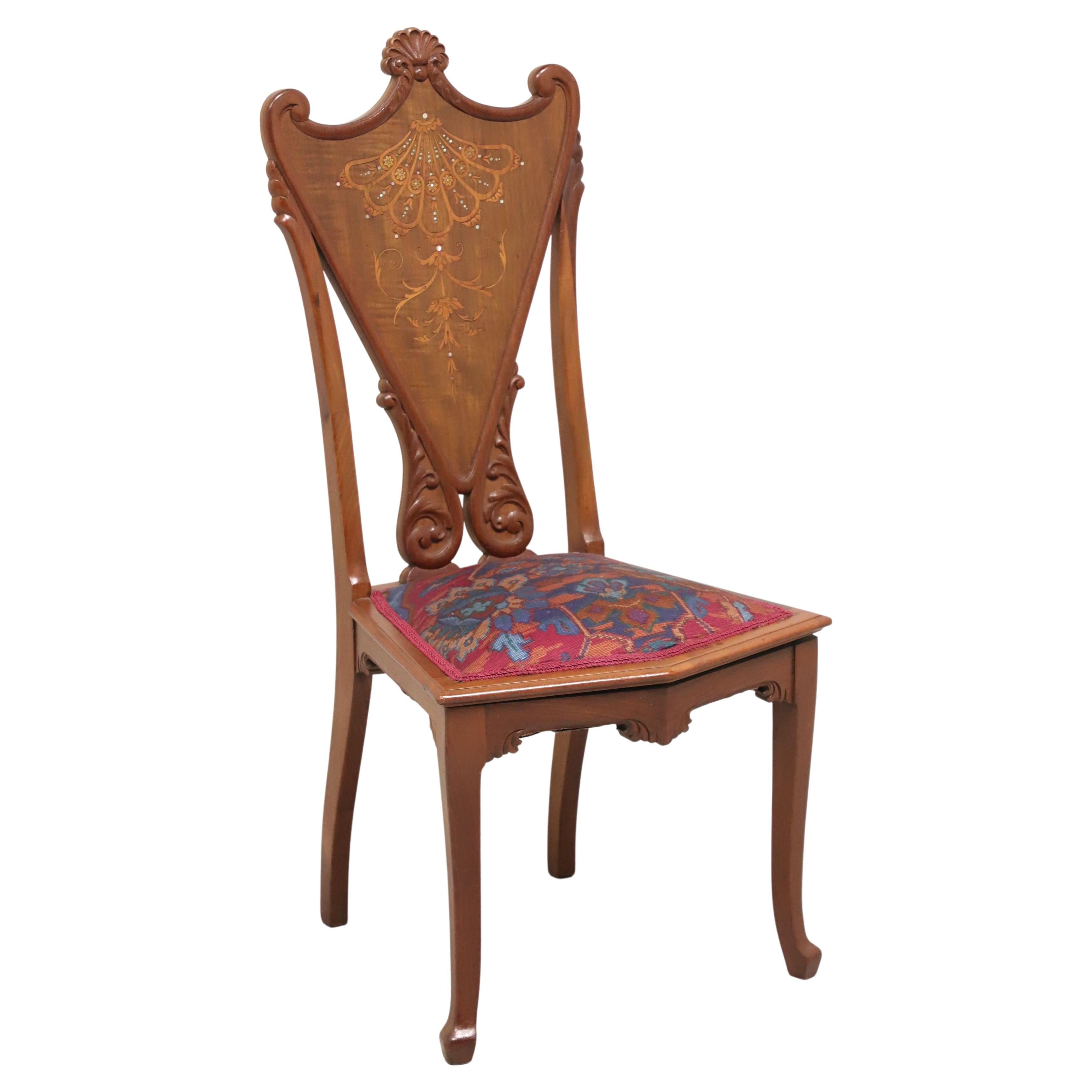 Chaise victorienne du 19ème siècle en noyer sculpté marqueté avec incrustation de nacre