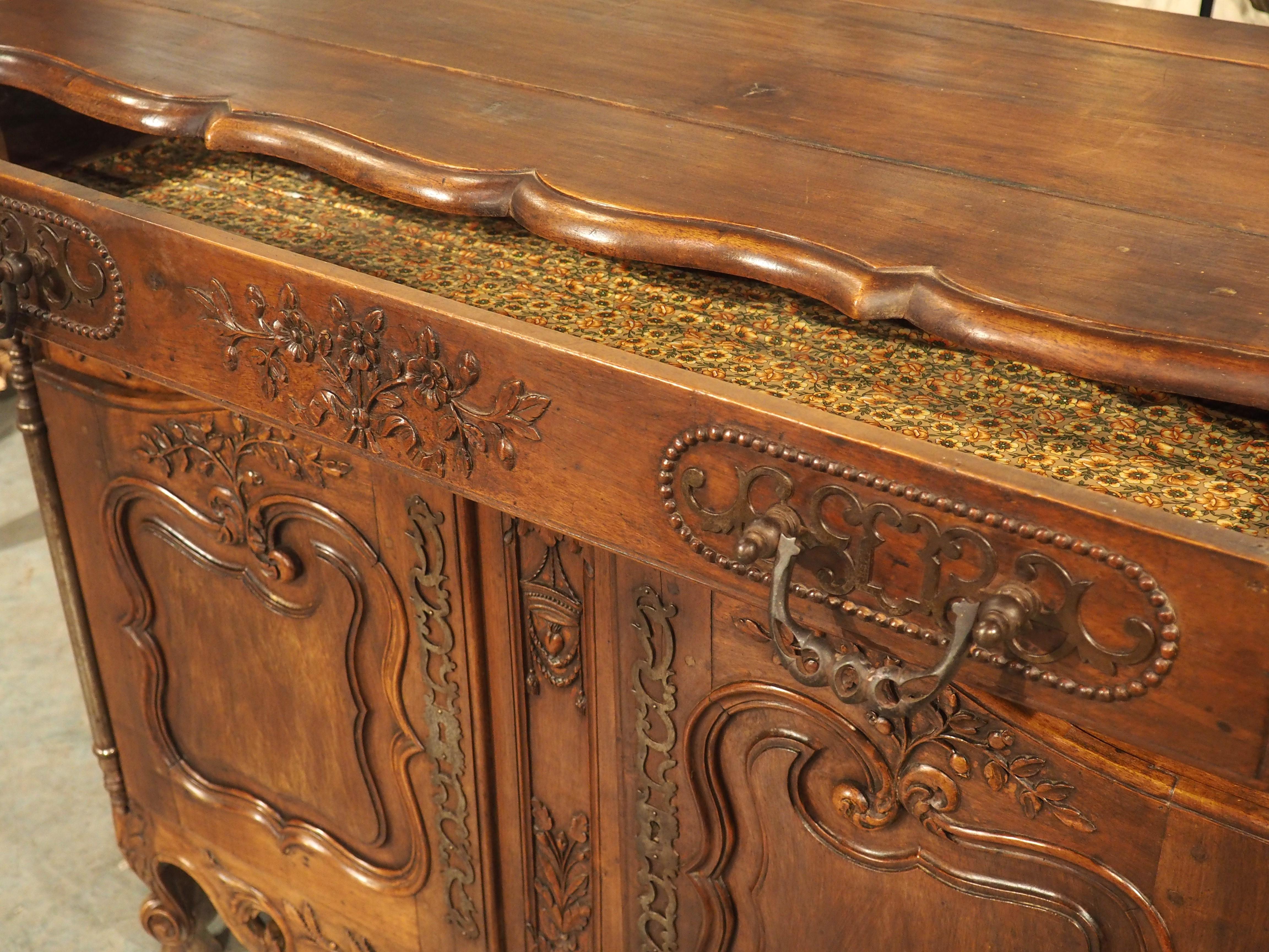 19th Century Carved Walnut Wood Buffet from Provence, France For Sale 3