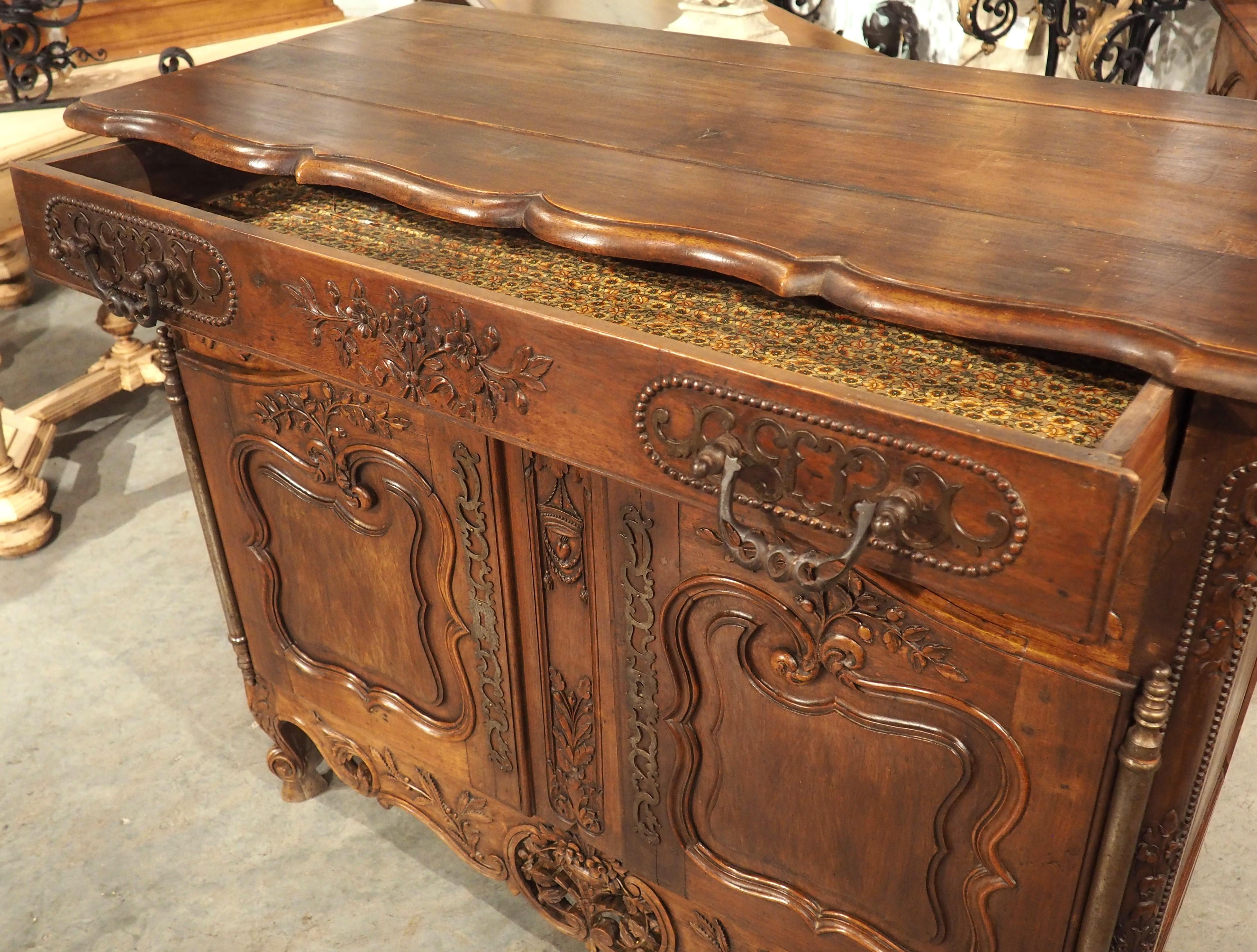 19th Century Carved Walnut Wood Buffet from Provence, France For Sale 4