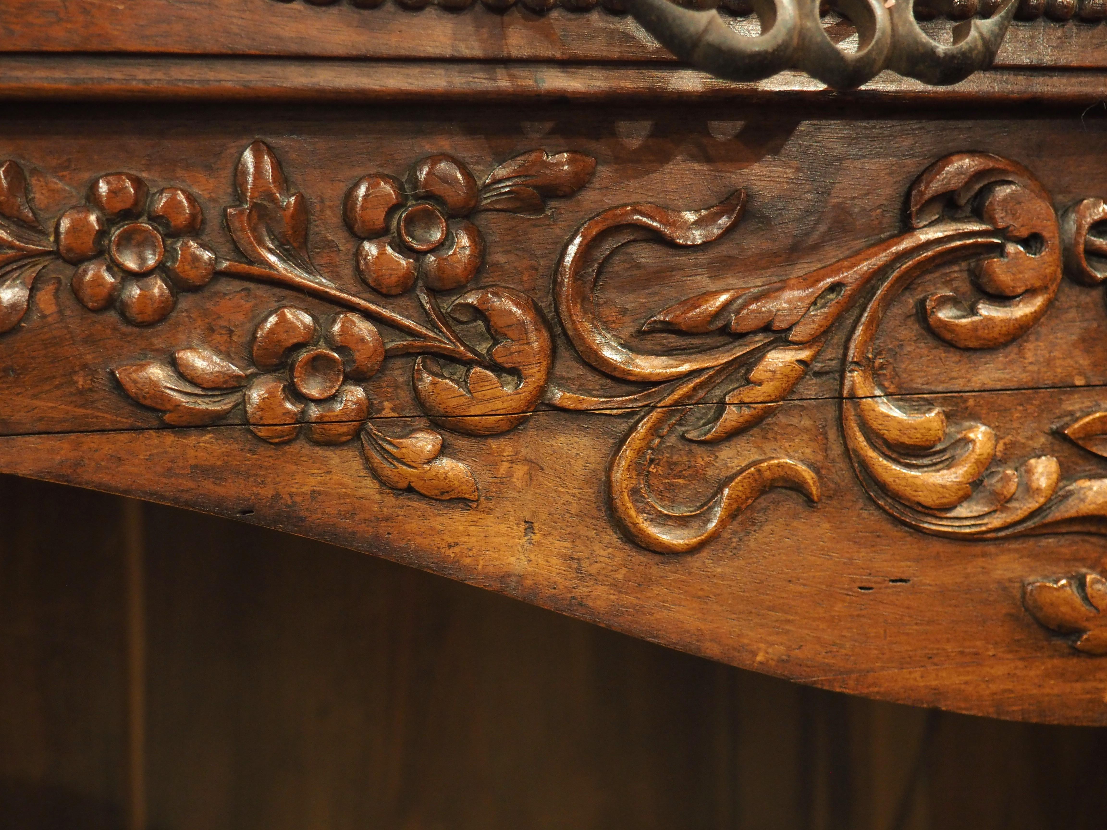 19th Century Carved Walnut Wood Buffet from Provence, France For Sale 7
