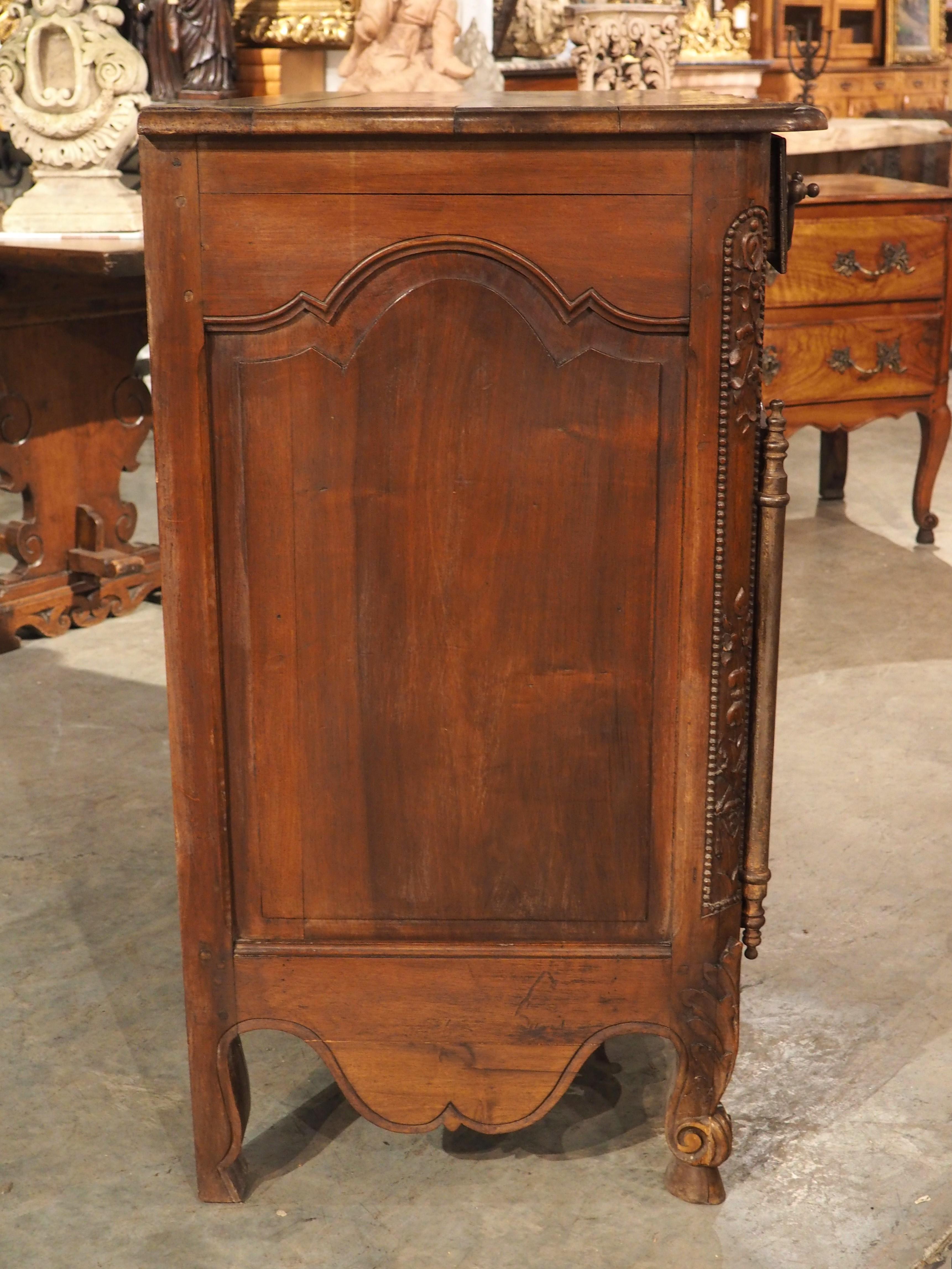 19th Century Carved Walnut Wood Buffet from Provence, France For Sale 9