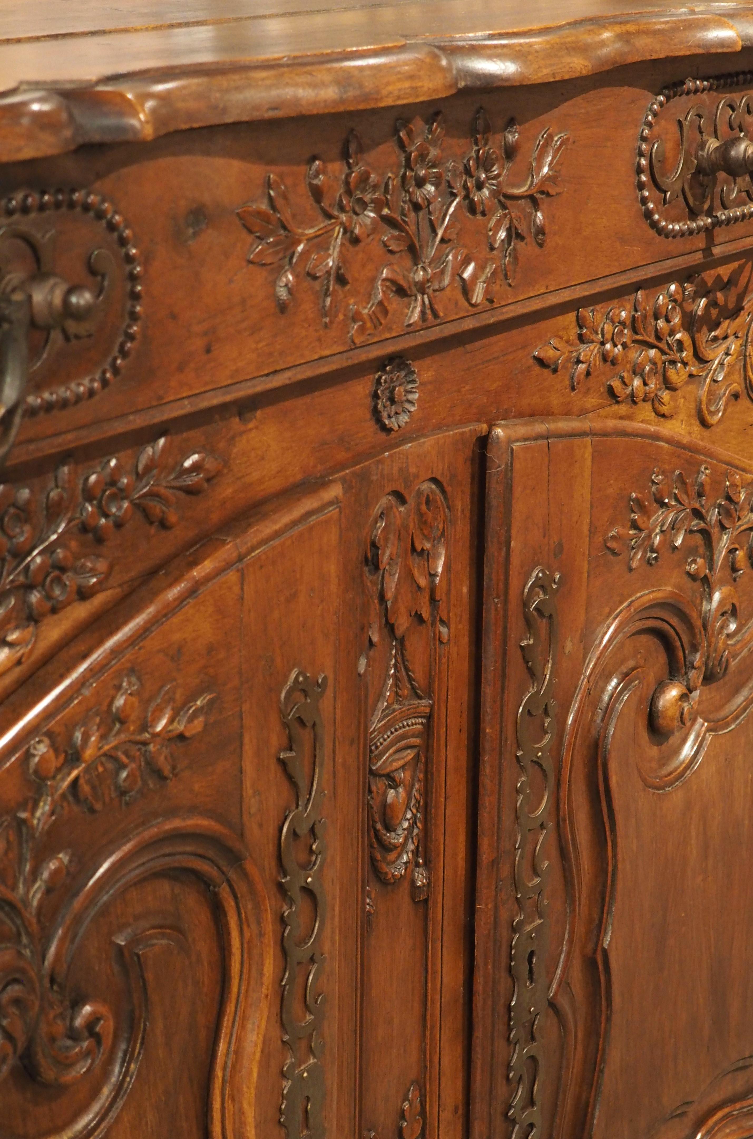 19th Century Carved Walnut Wood Buffet from Provence, France For Sale 10