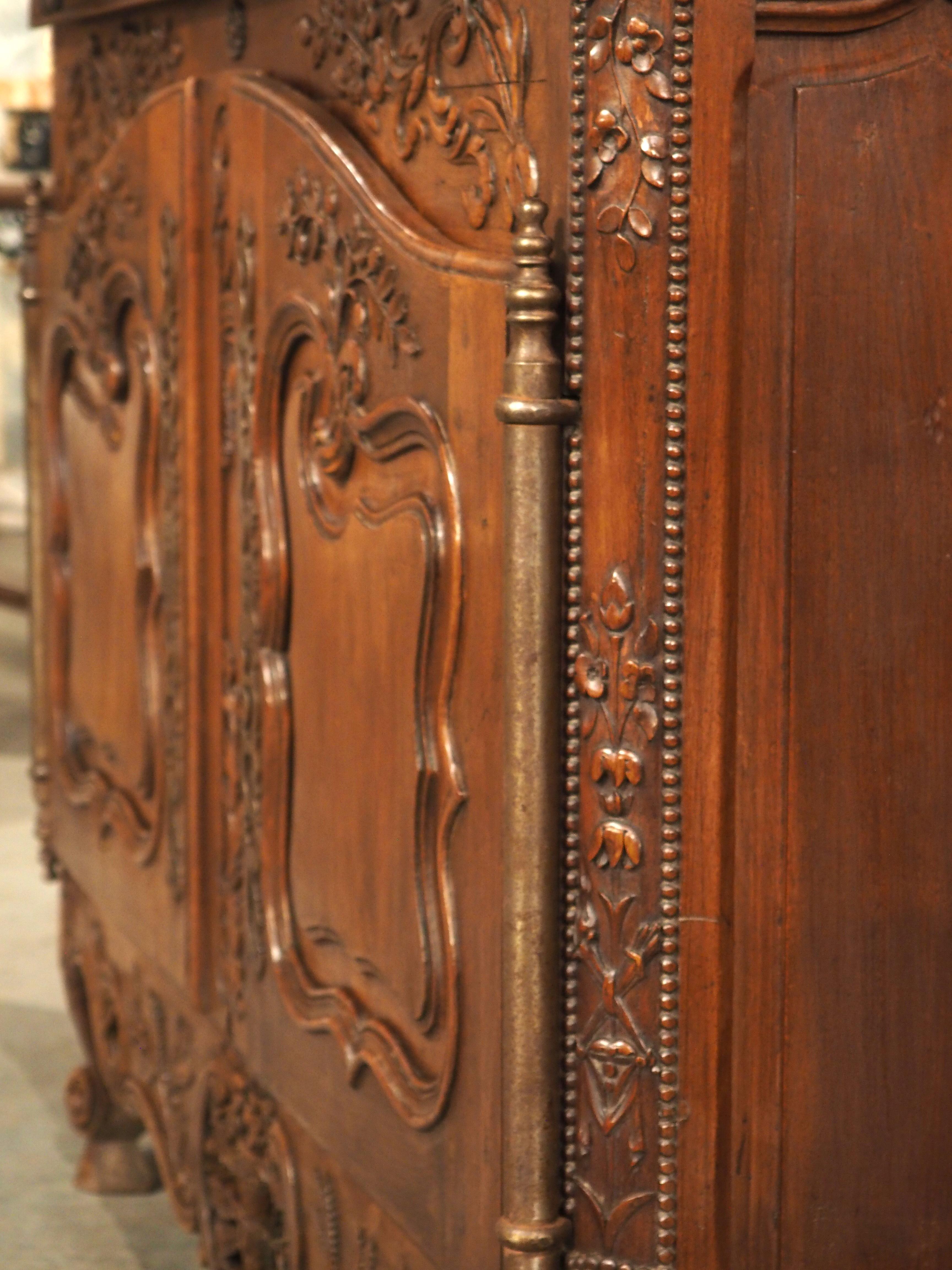 19th Century Carved Walnut Wood Buffet from Provence, France For Sale 11