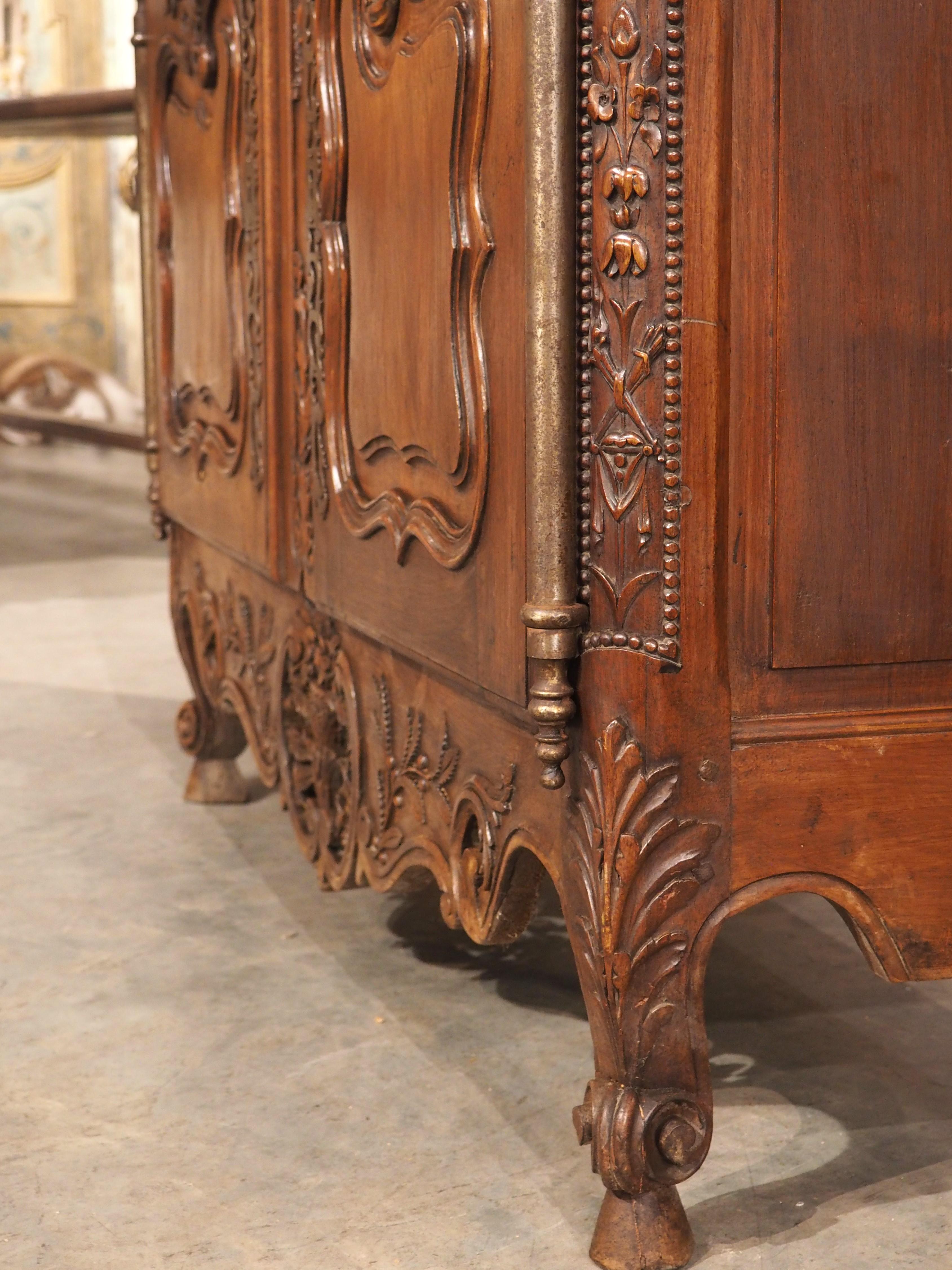 19th Century Carved Walnut Wood Buffet from Provence, France For Sale 12
