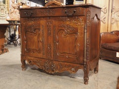 Buffet en bois de noyer sculpté du XIXe siècle provenant de Provence, France
