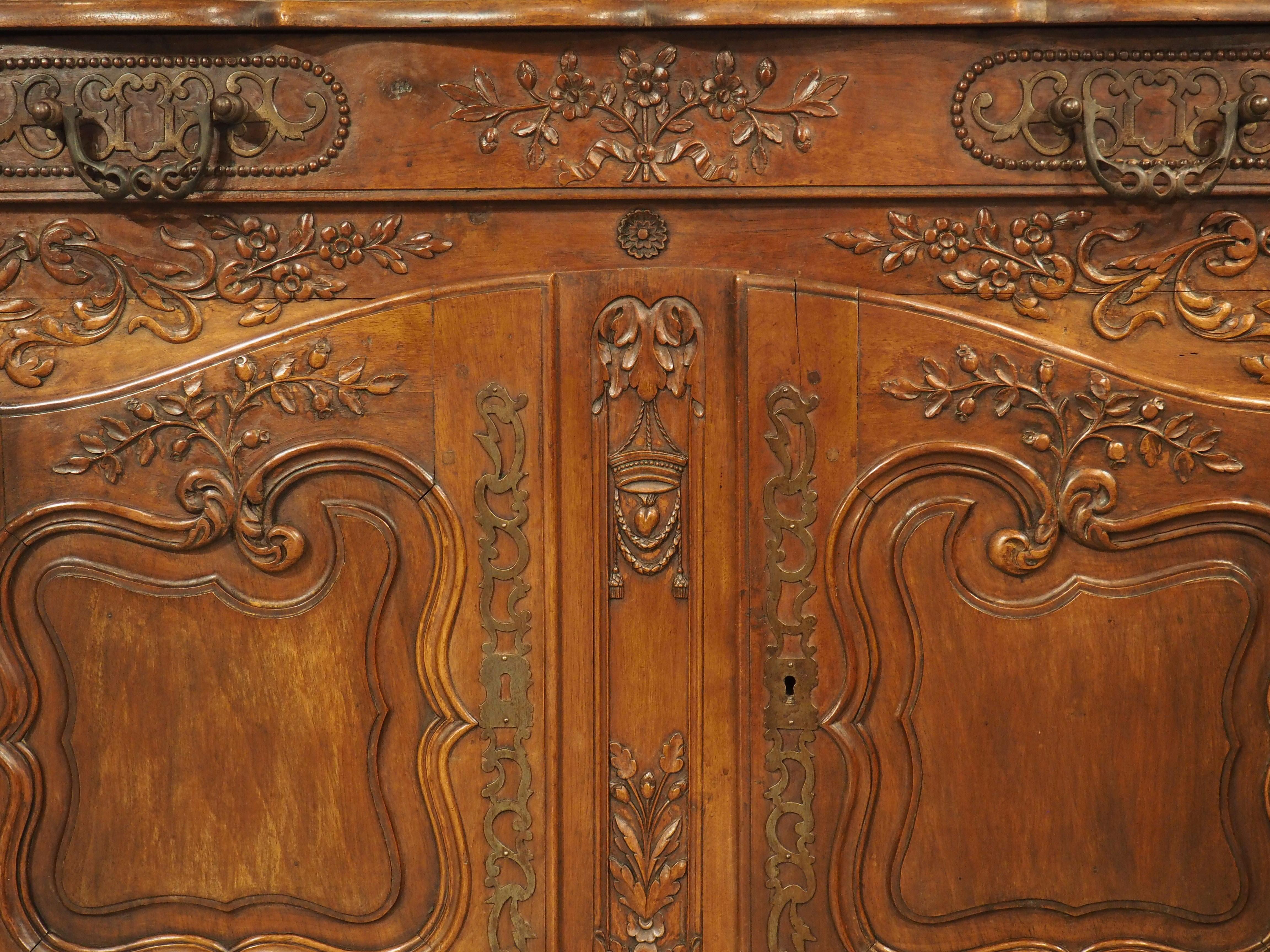 French 19th Century Carved Walnut Wood Buffet from Provence, France For Sale