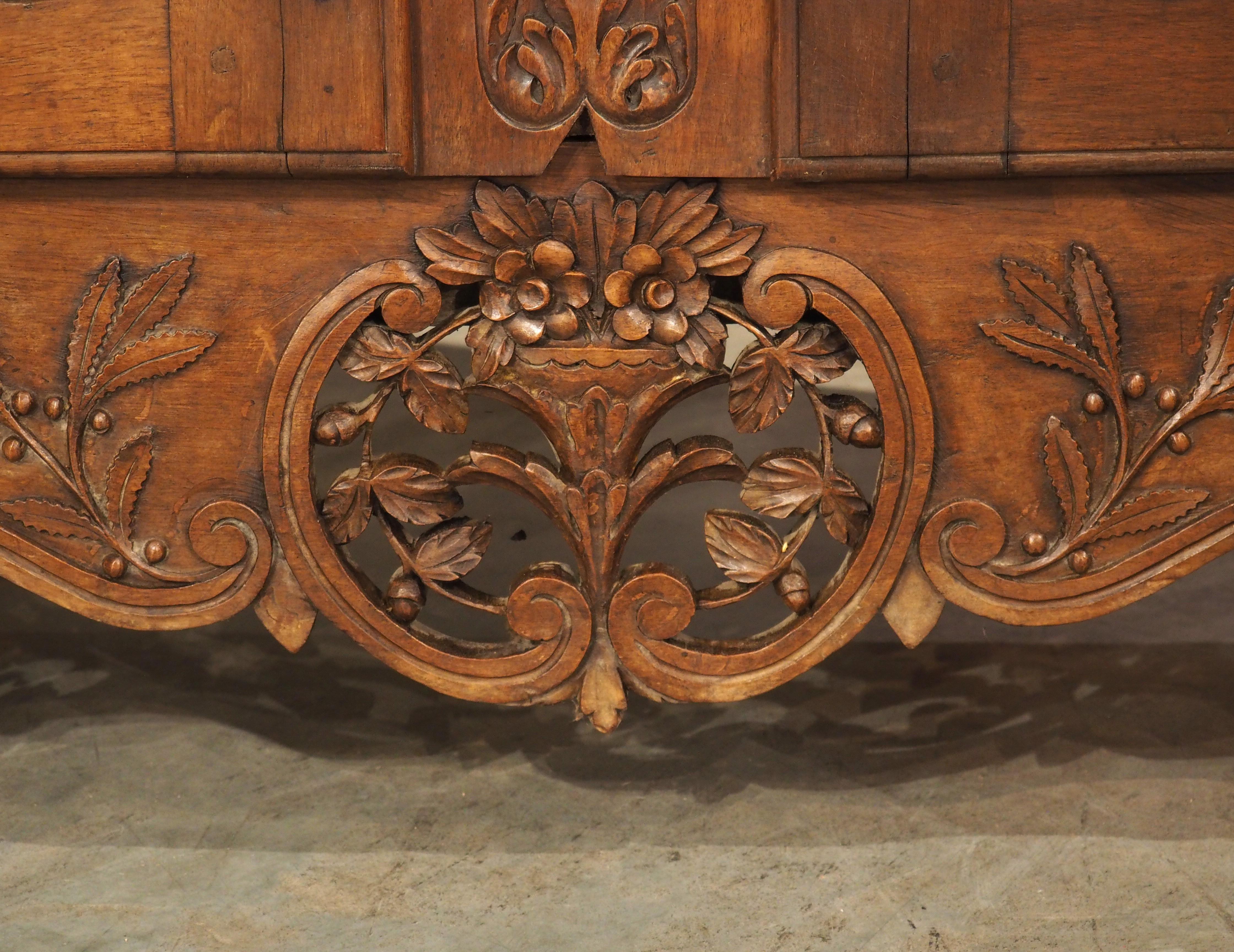 19th Century Carved Walnut Wood Buffet from Provence, France In Good Condition For Sale In Dallas, TX