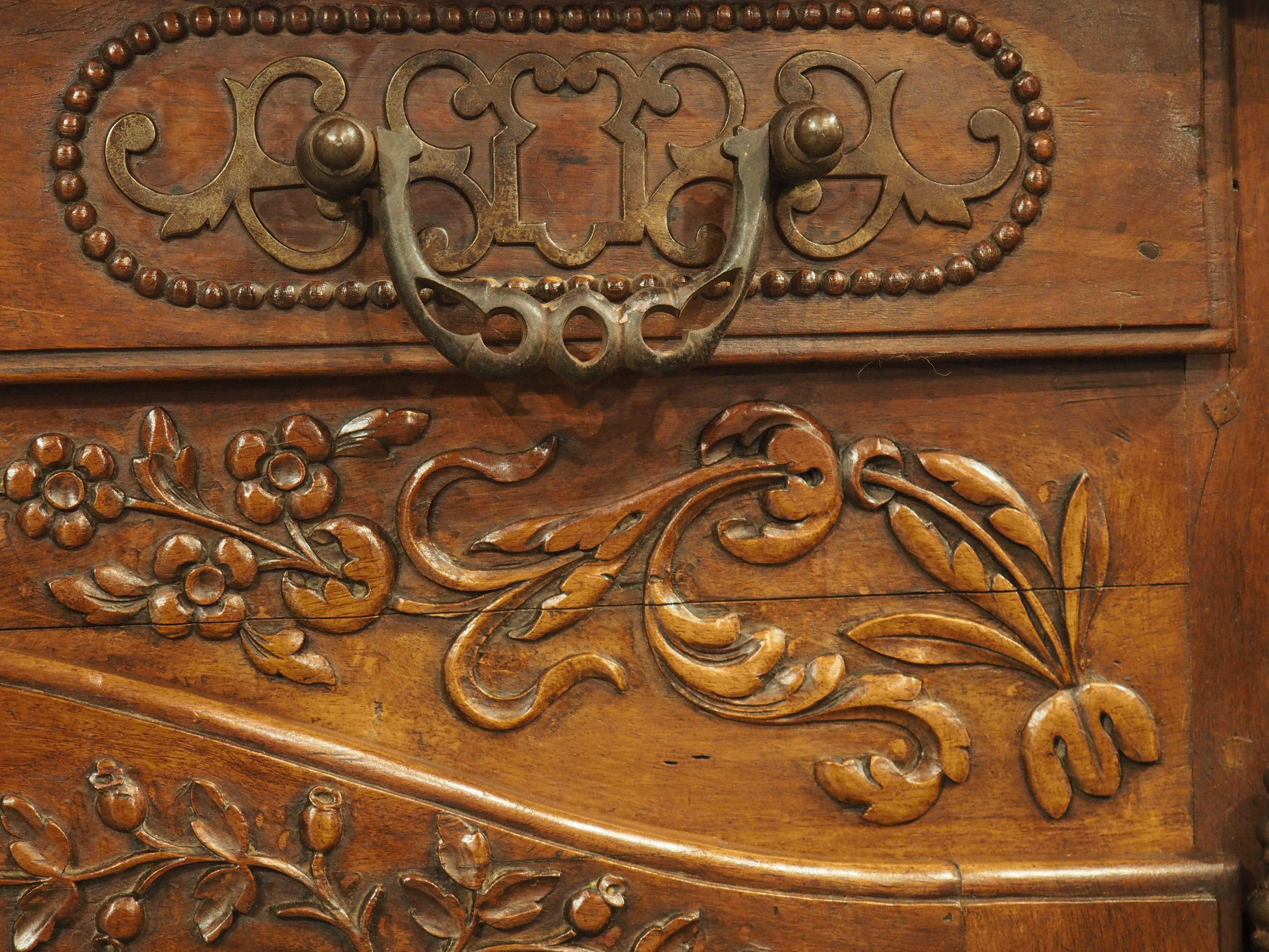 19th Century Carved Walnut Wood Buffet from Provence, France For Sale 1