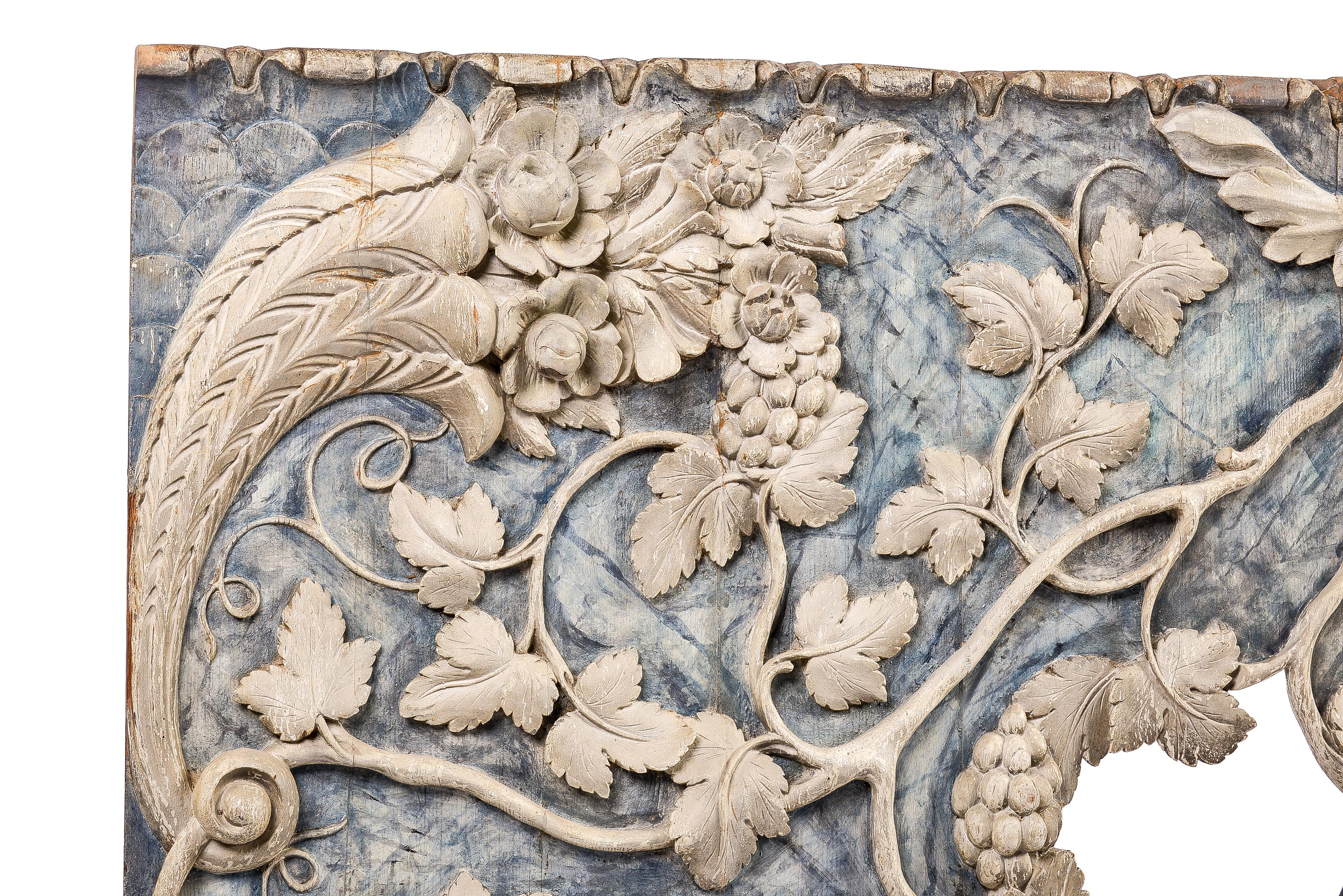 19th Century Carved White and Blue Polychromed Grapevines Architectural Frieze In Good Condition In Casteren, NL