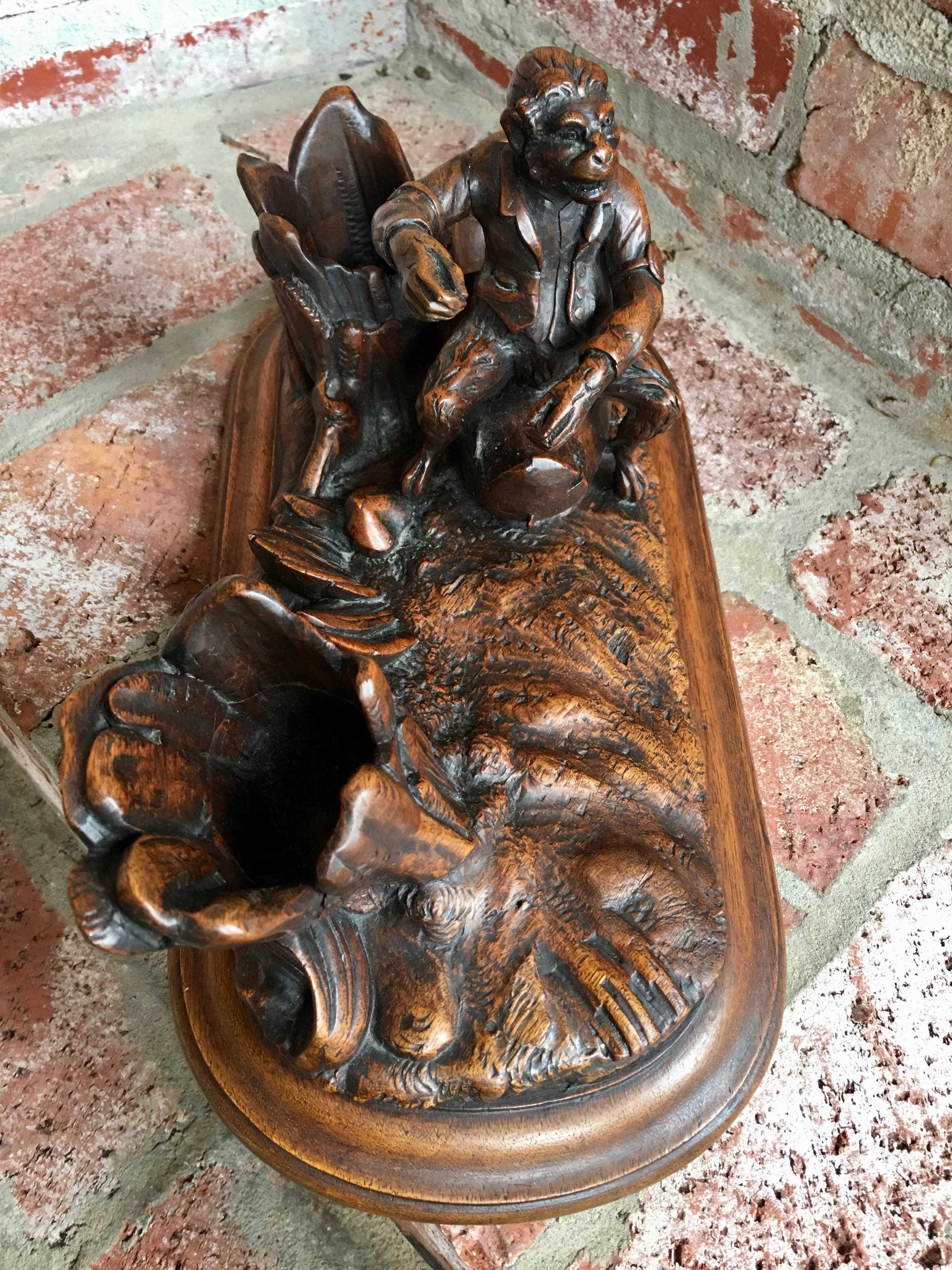 Encre de puits à encre allemande Militia sculptée en forme de singe de la Forêt Noire du 19ème siècle Bon état à Shreveport, LA
