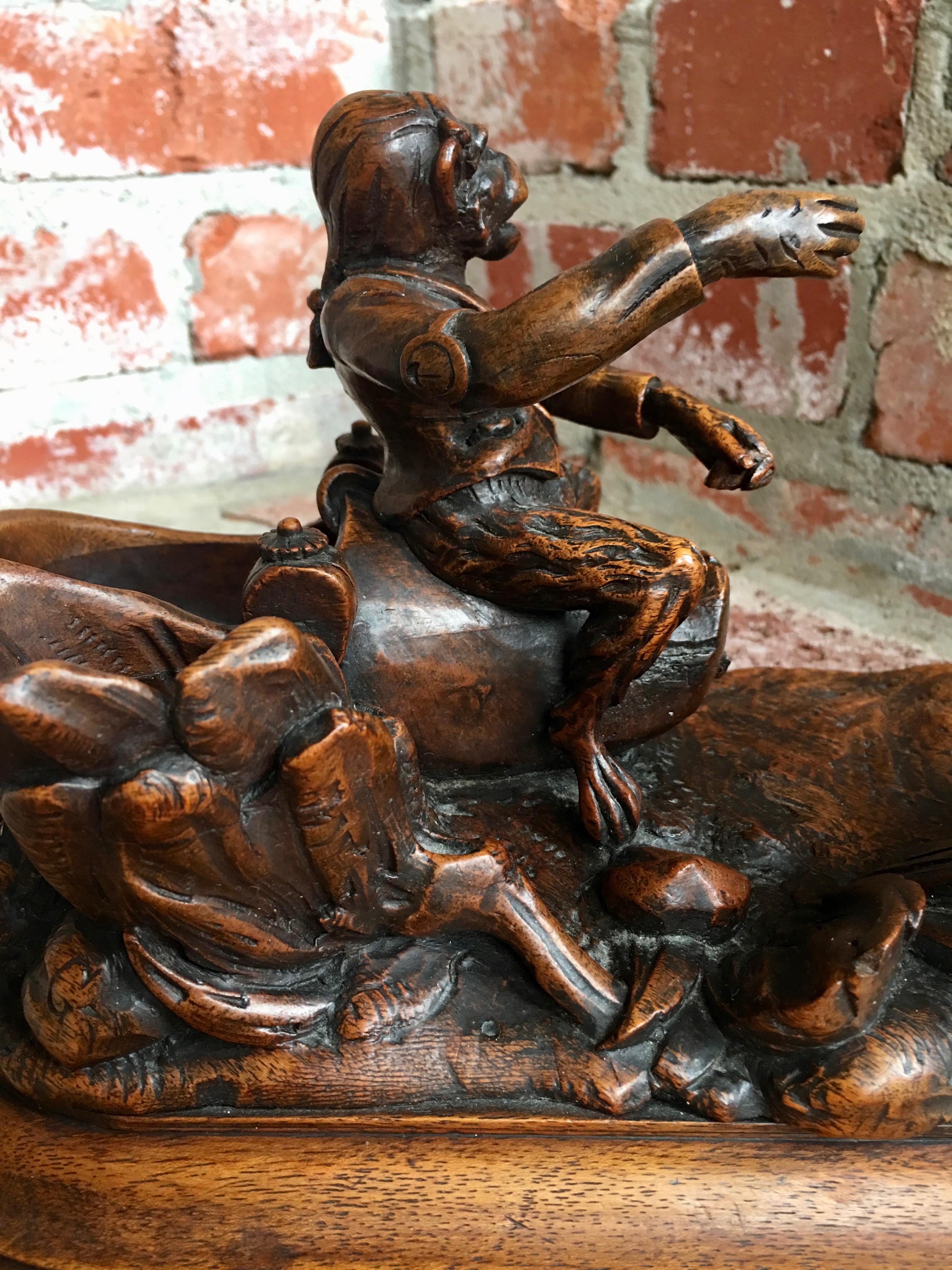 Encre de puits à encre allemande Militia sculptée en forme de singe de la Forêt Noire du 19ème siècle 1