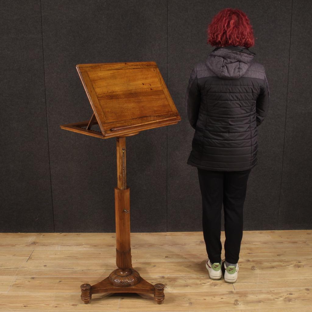 Antique Italian lectern from the late 19th century. Furniture carved in walnut in the Charles X style, from the Napoleon III period, of excellent quality. Finely chiselled music stand resting on a base fitted with three feet and supported by a