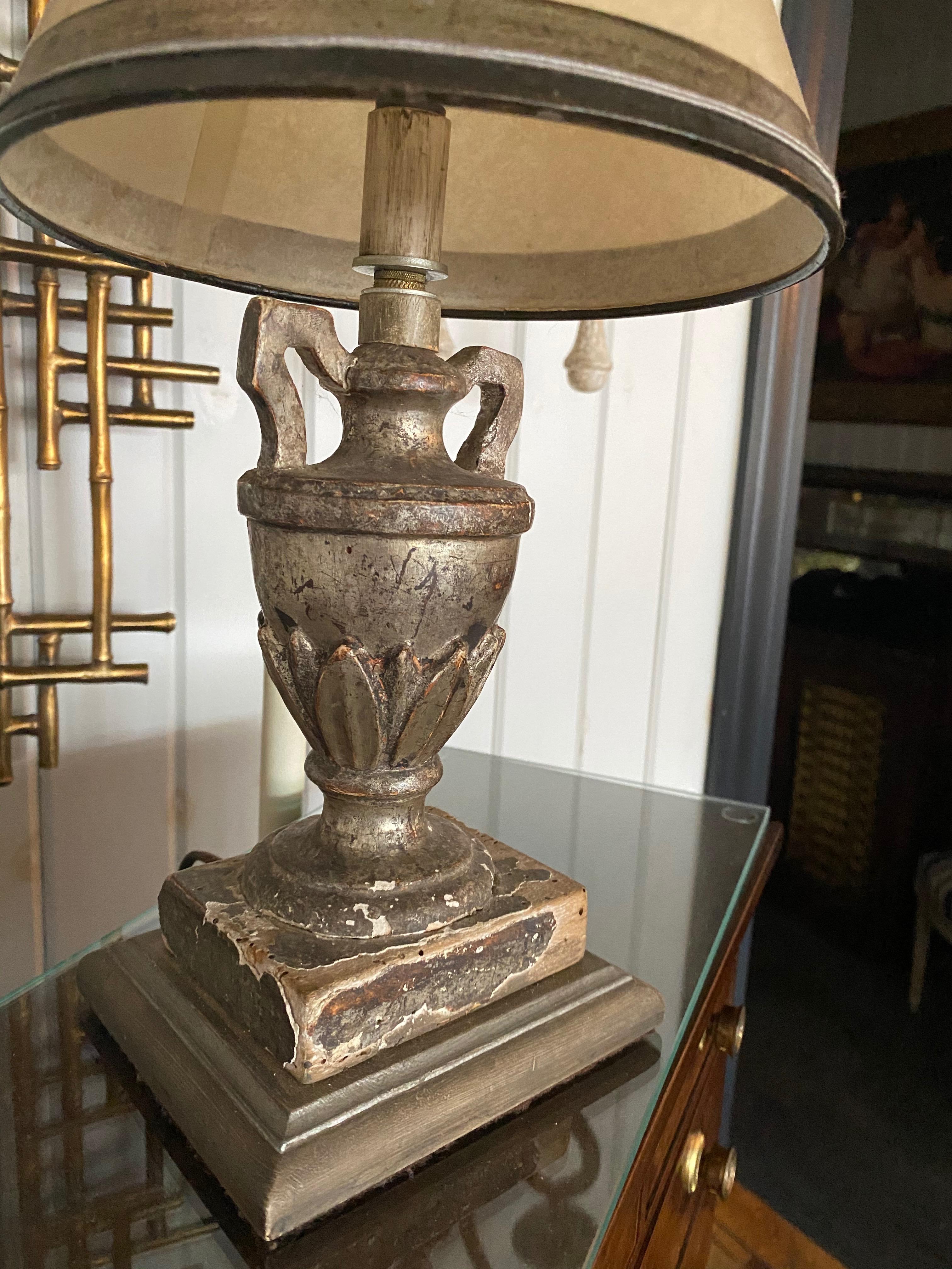 Feuille d'argent Urne italienne en bois sculpté du 19ème siècle montée en lampe, charmante petite échelle. en vente