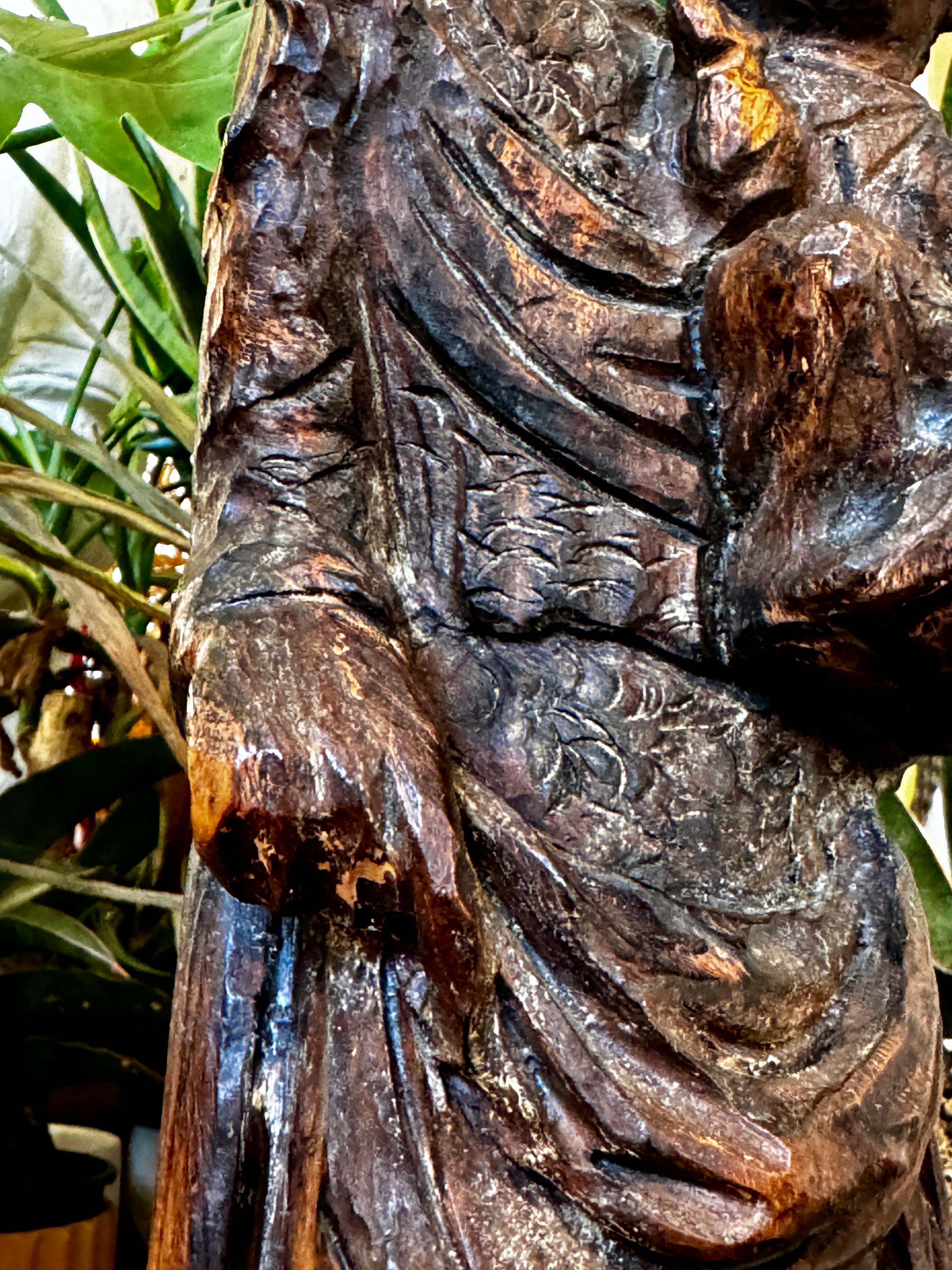 Maria e il Bambino in legno intagliato in stile medievale dei primi del Novecento in vendita 2