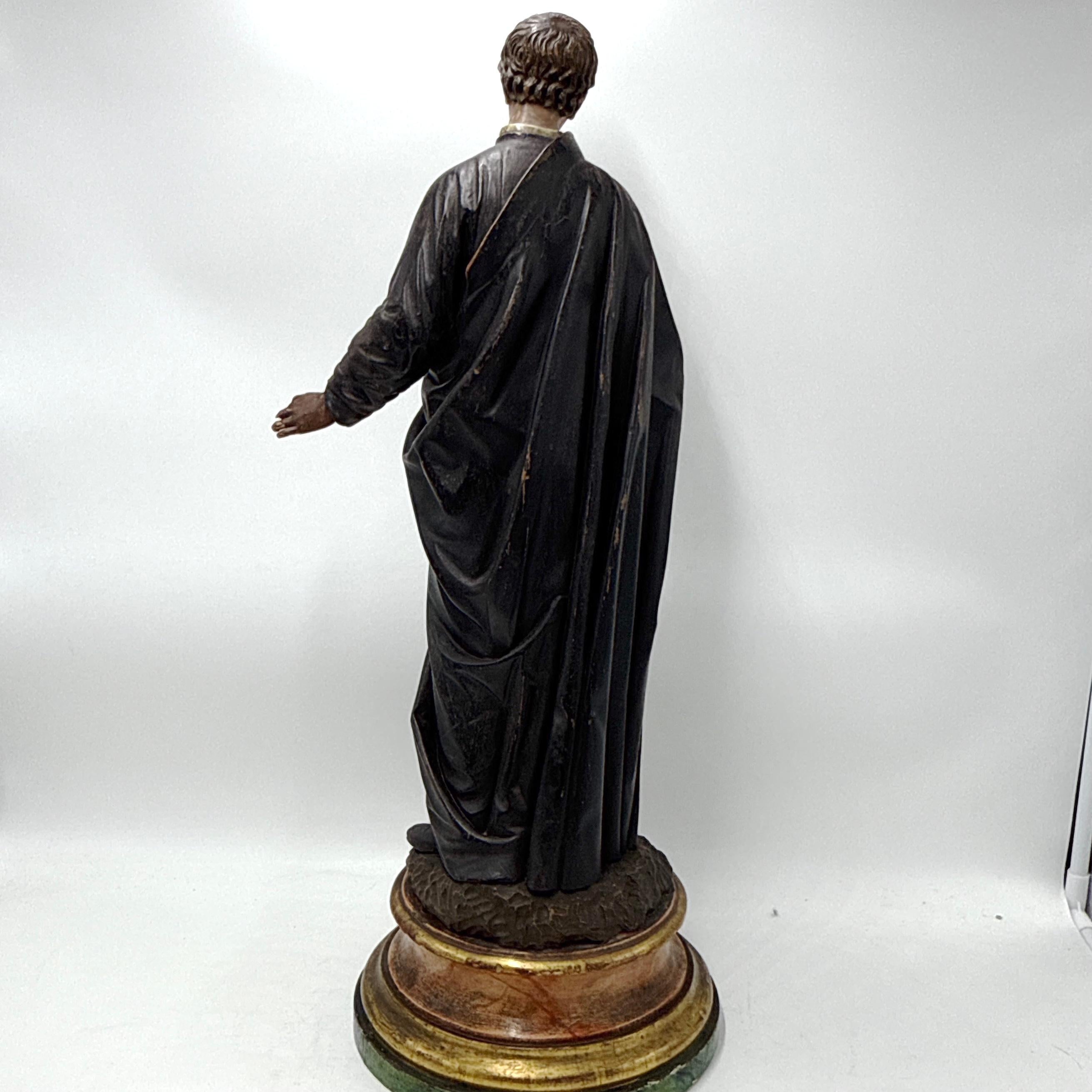 19. Jahrhundert geschnitzt Holz religiöse Statue eines Heiligen mit Glasaugen im Angebot 6