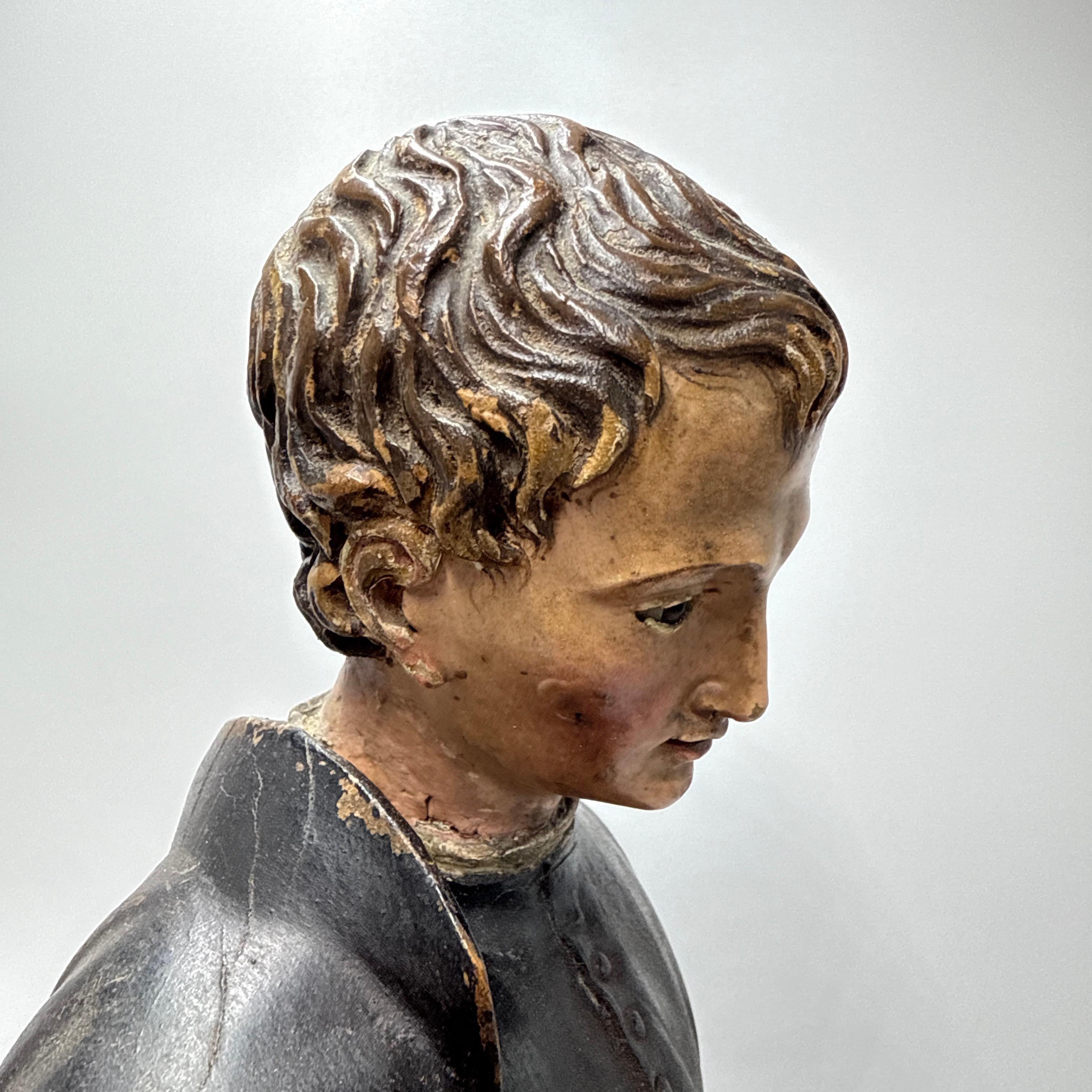 19. Jahrhundert geschnitzt Holz religiöse Statue eines Heiligen mit Glasaugen im Angebot 8