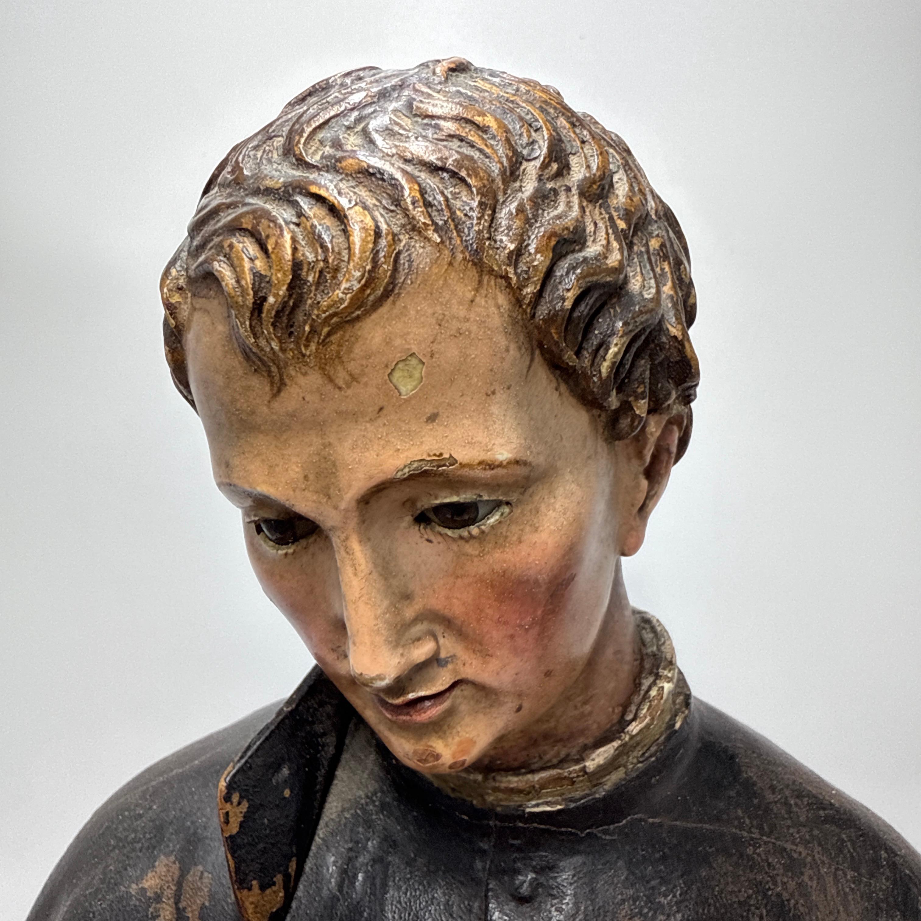 19. Jahrhundert geschnitzt Holz religiöse Statue eines Heiligen mit Glasaugen im Zustand „Gut“ im Angebot in Victoria, BC