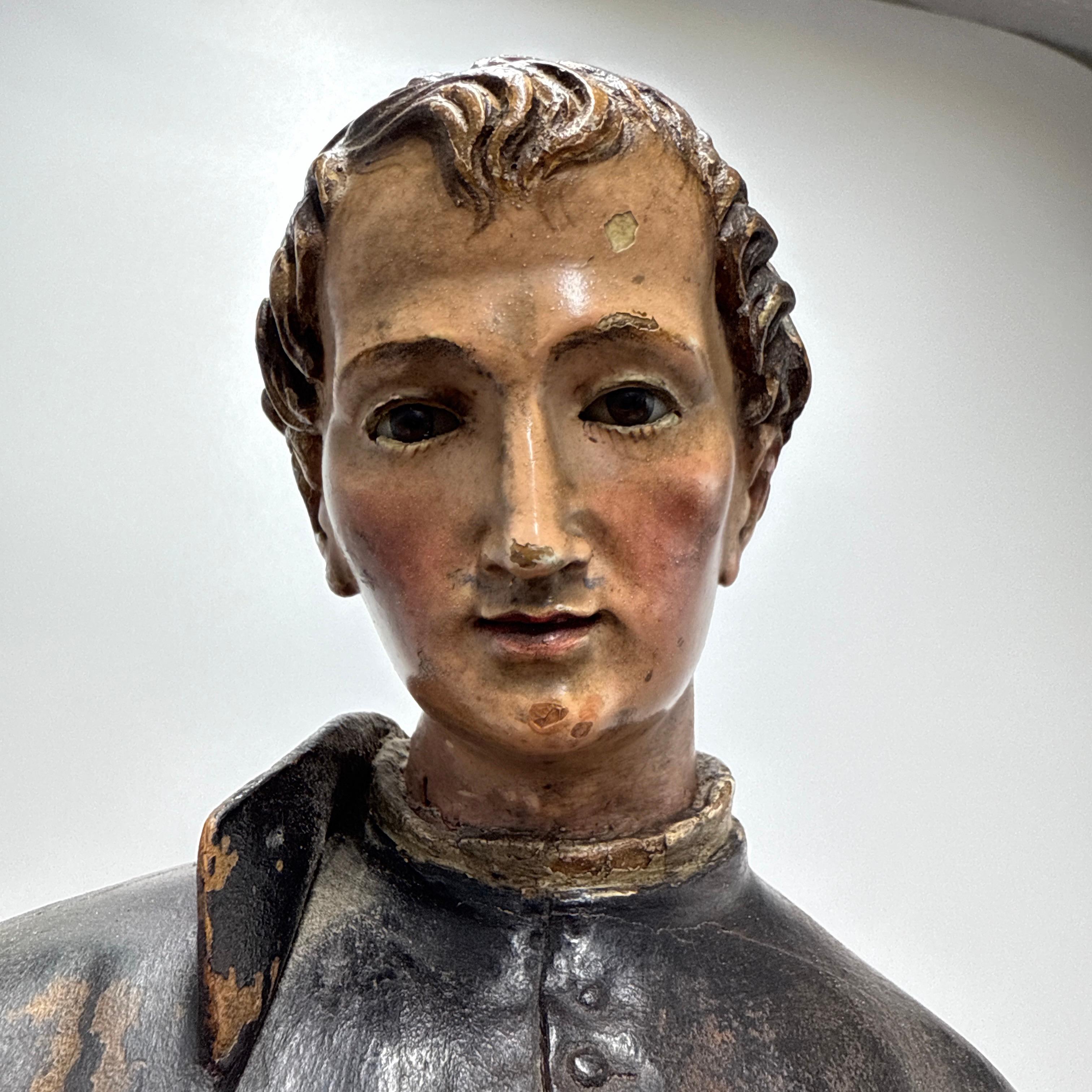 19. Jahrhundert geschnitzt Holz religiöse Statue eines Heiligen mit Glasaugen im Angebot 1