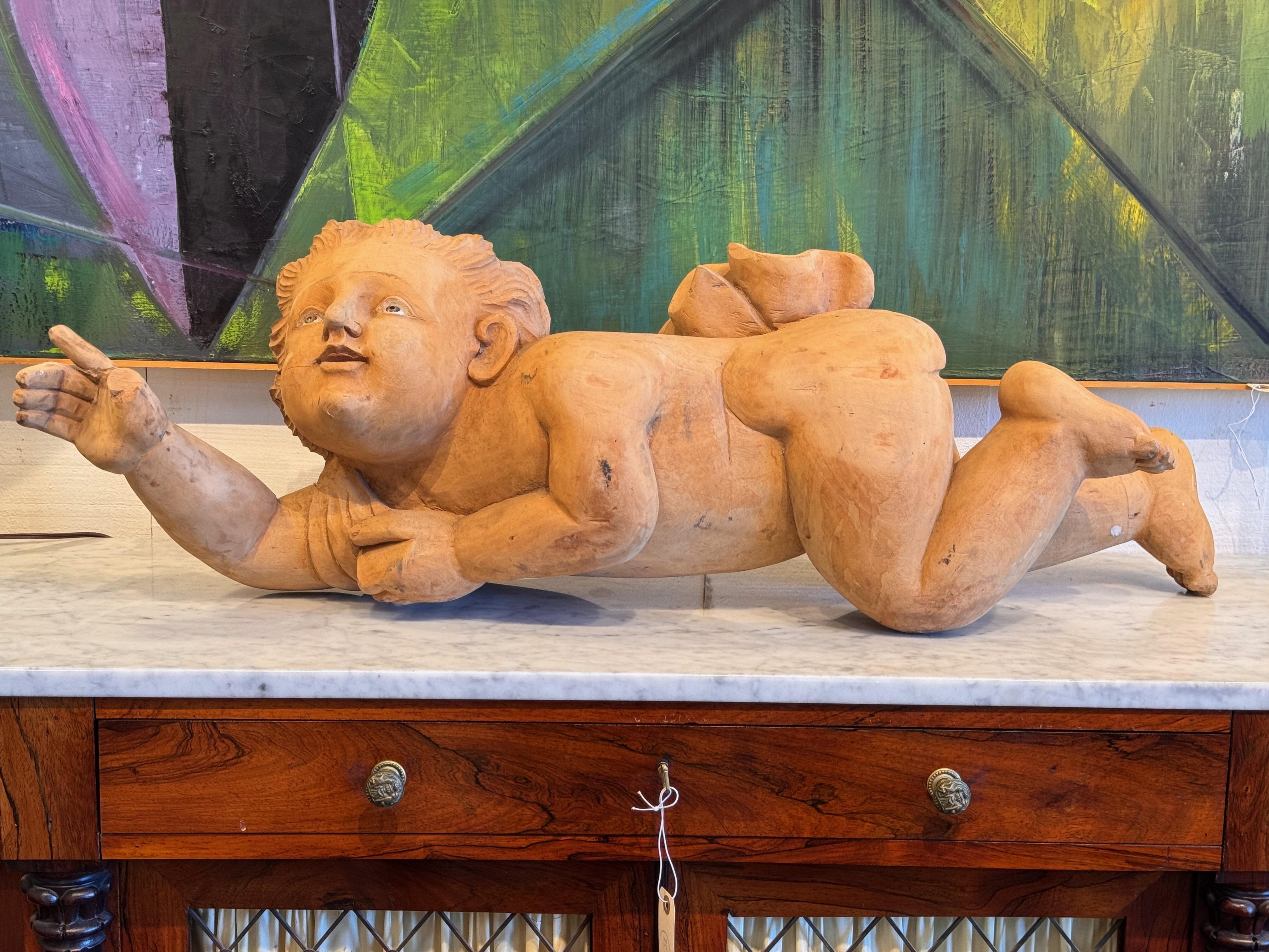 Un'interessante figura intagliata con occhi di vetro. Non sono presenti ali.