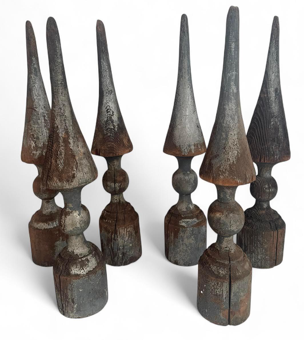 Coloniale americano Collection'S (6): Finali in legno intagliato del XIX secolo in vendita