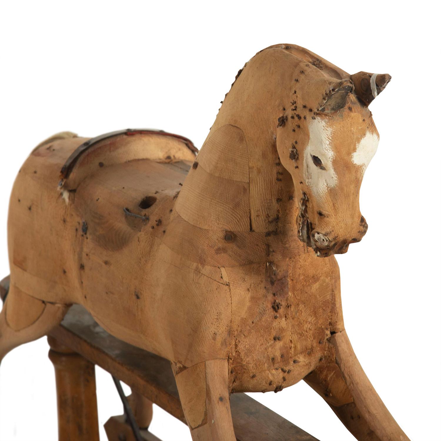 Sculpté Cheval à bascule en bois sculpté du 19e siècle en vente