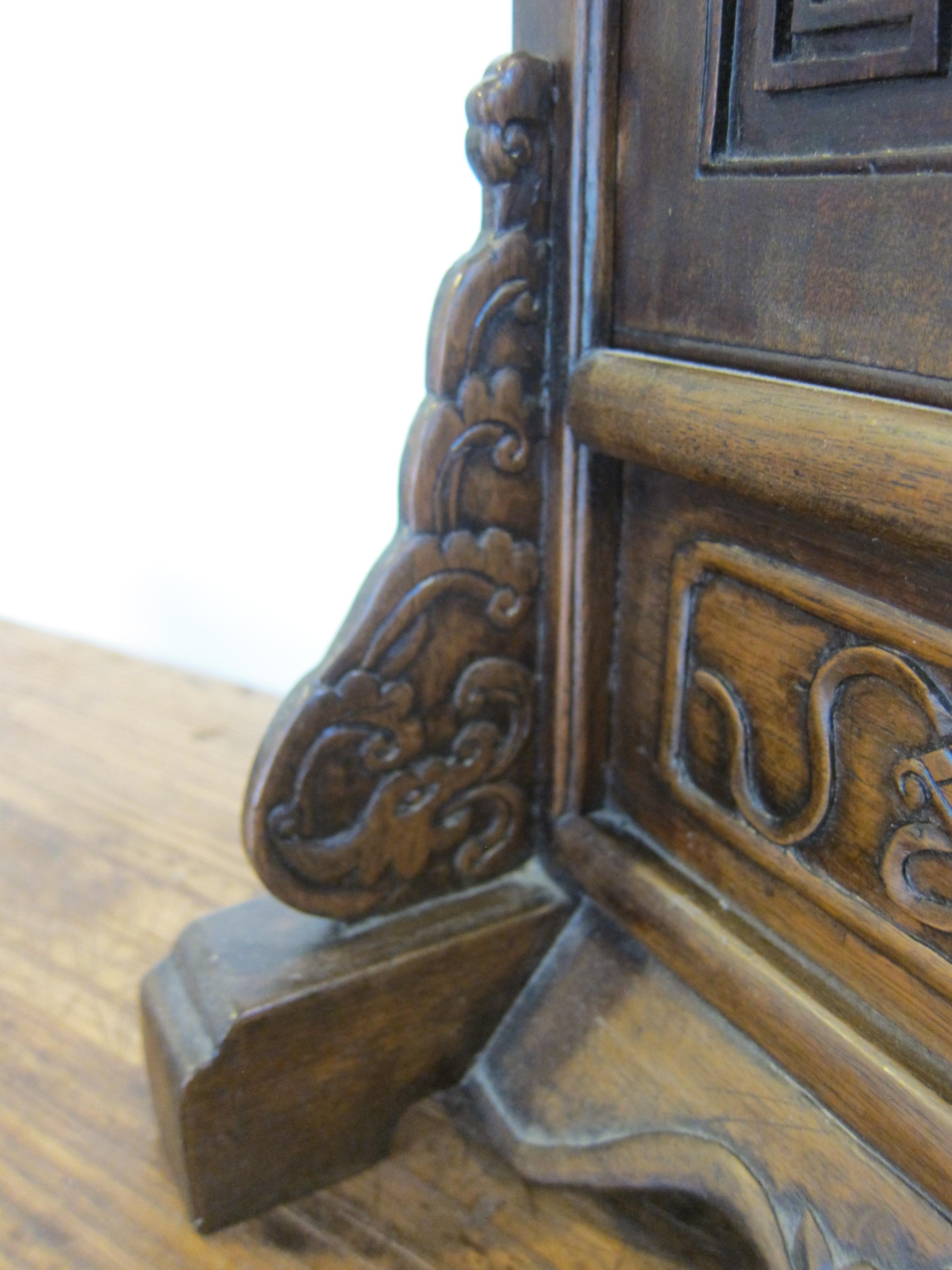 Écran de table en bois sculpté du 19ème siècle en vente 2