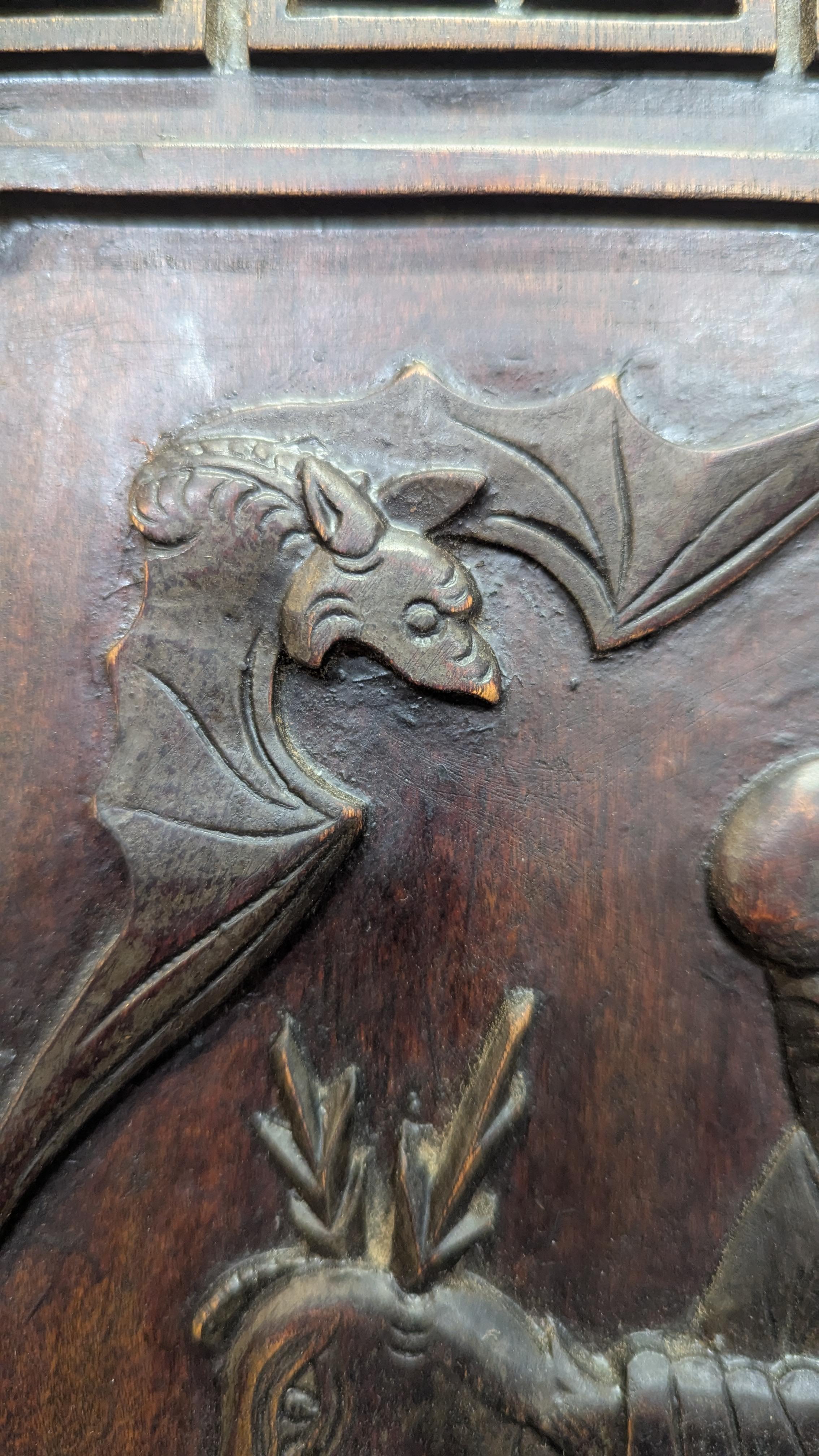 Écran de table en bois sculpté du 19ème siècle en vente 4