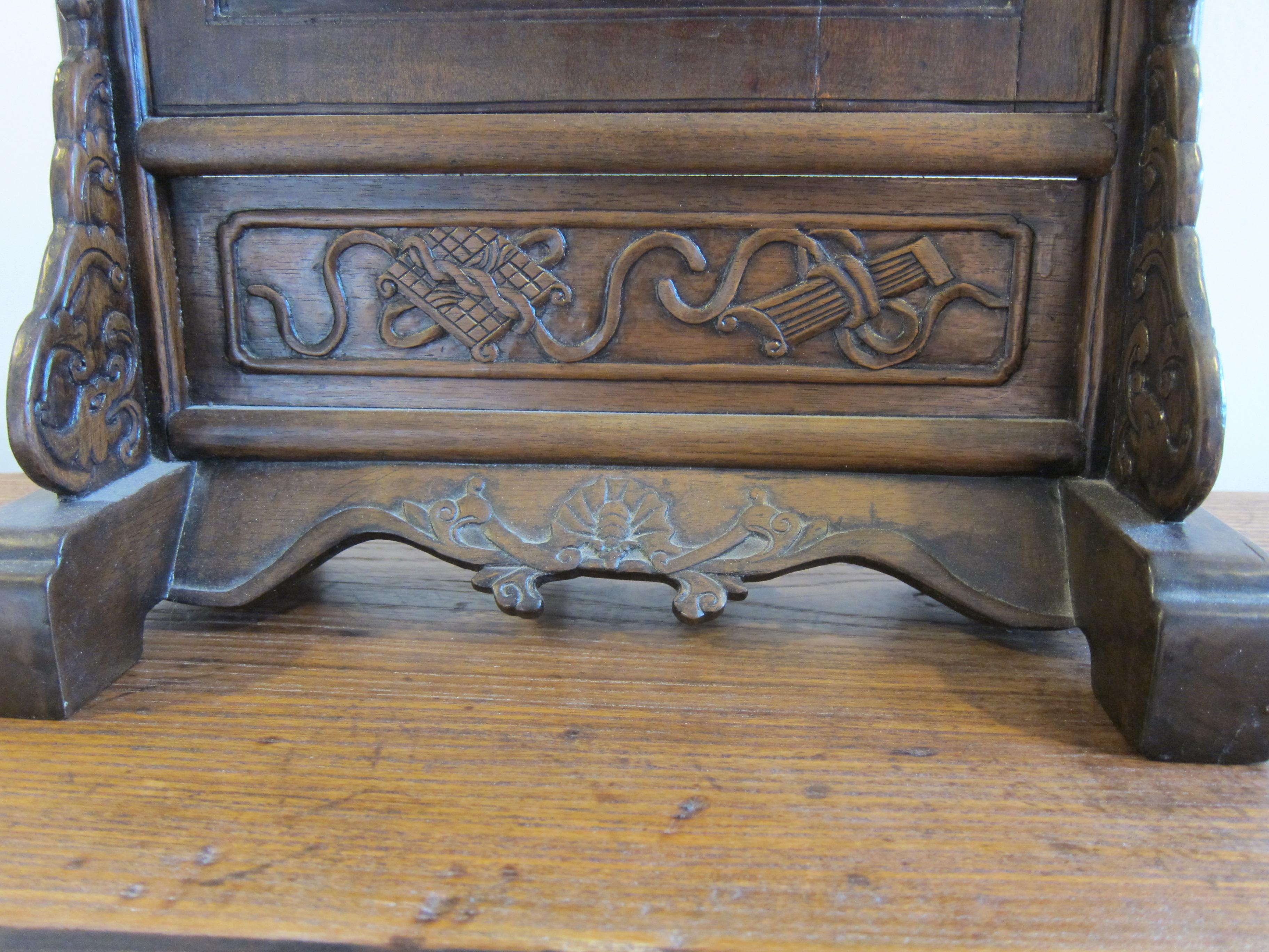 Écran de table en bois sculpté du 19ème siècle en vente 1