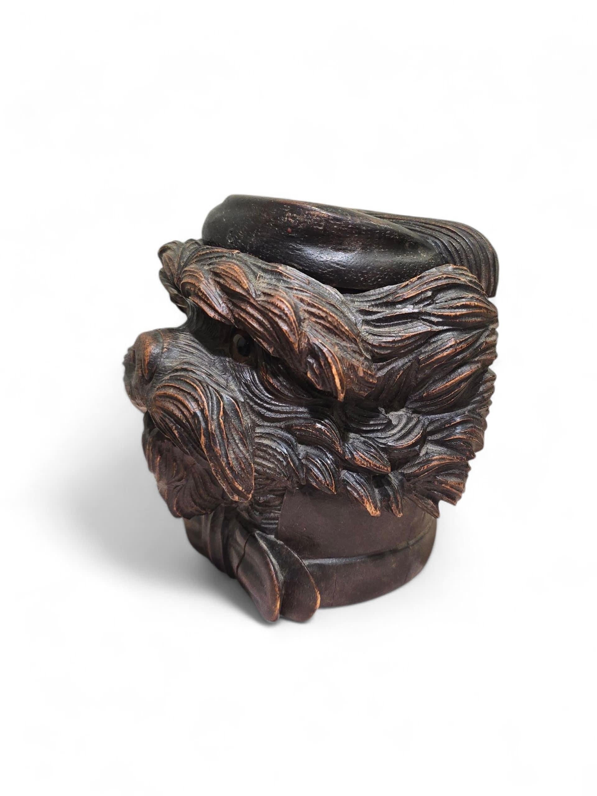 Boîte à tabac en bois sculpté du XIXe siècle en forme de tête de chien Bon état - En vente à Madrid, ES