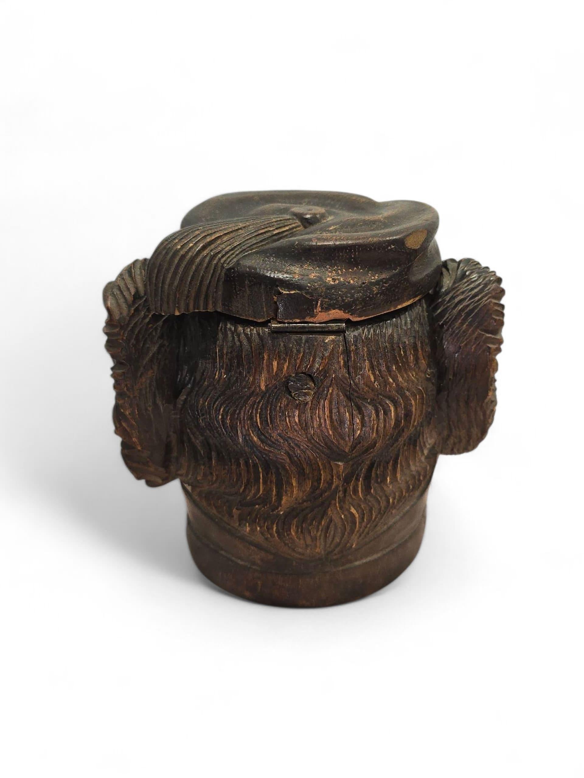 Fin du XIXe siècle Boîte à tabac en bois sculpté du XIXe siècle en forme de tête de chien en vente