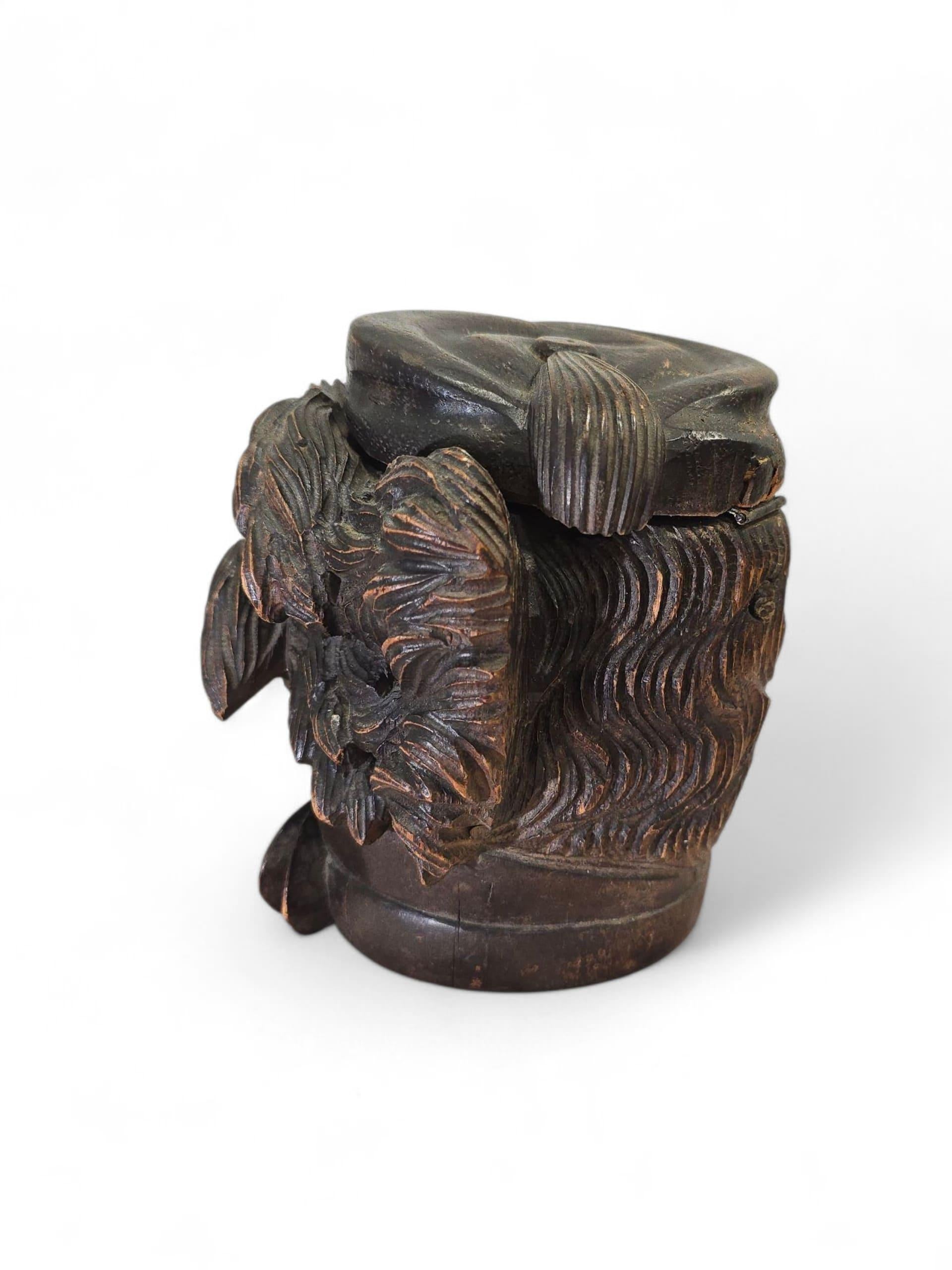 Fruitiers Boîte à tabac en bois sculpté du XIXe siècle en forme de tête de chien en vente
