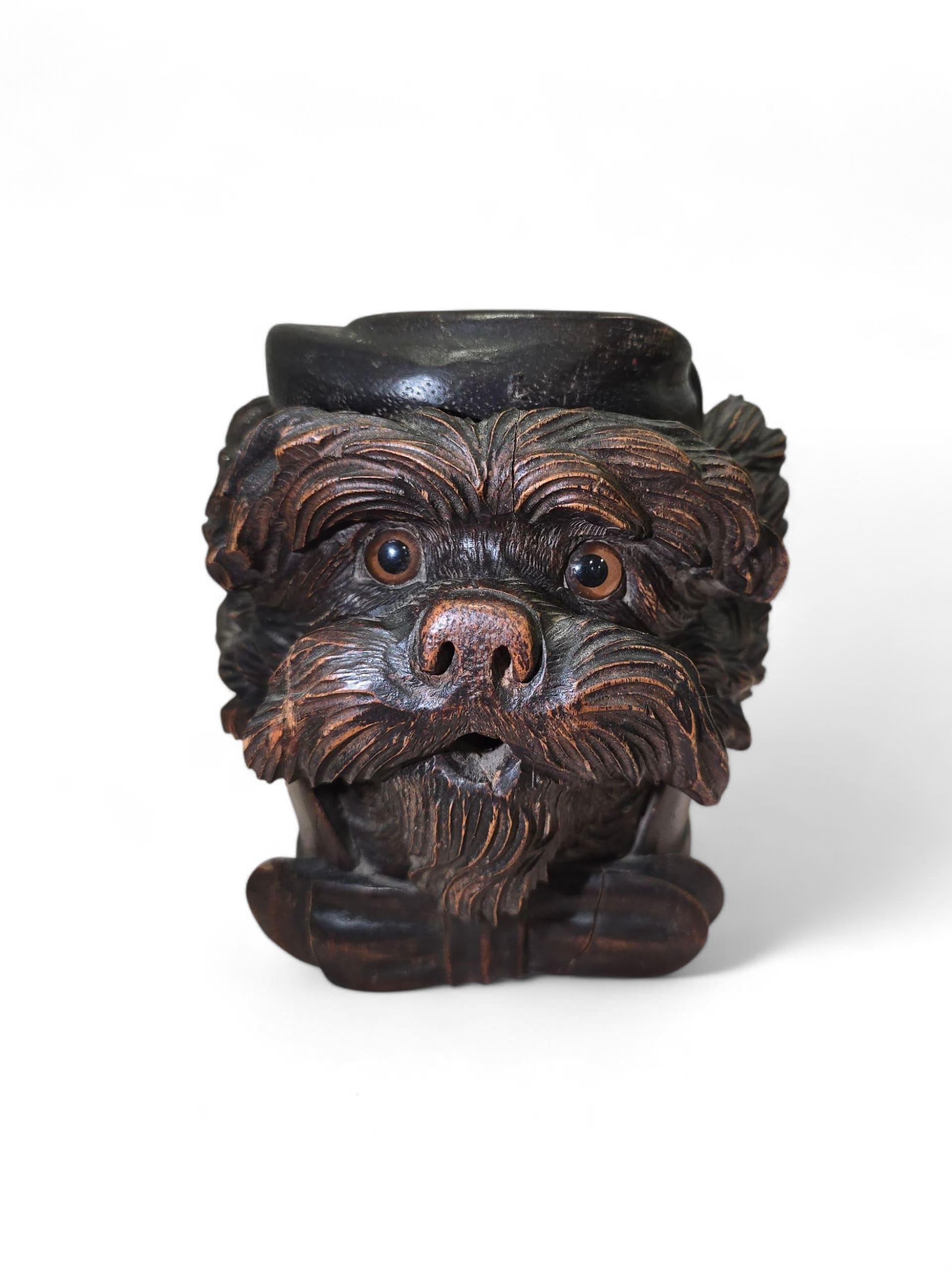 Boîte à tabac en bois sculpté du XIXe siècle en forme de tête de chien en vente 1