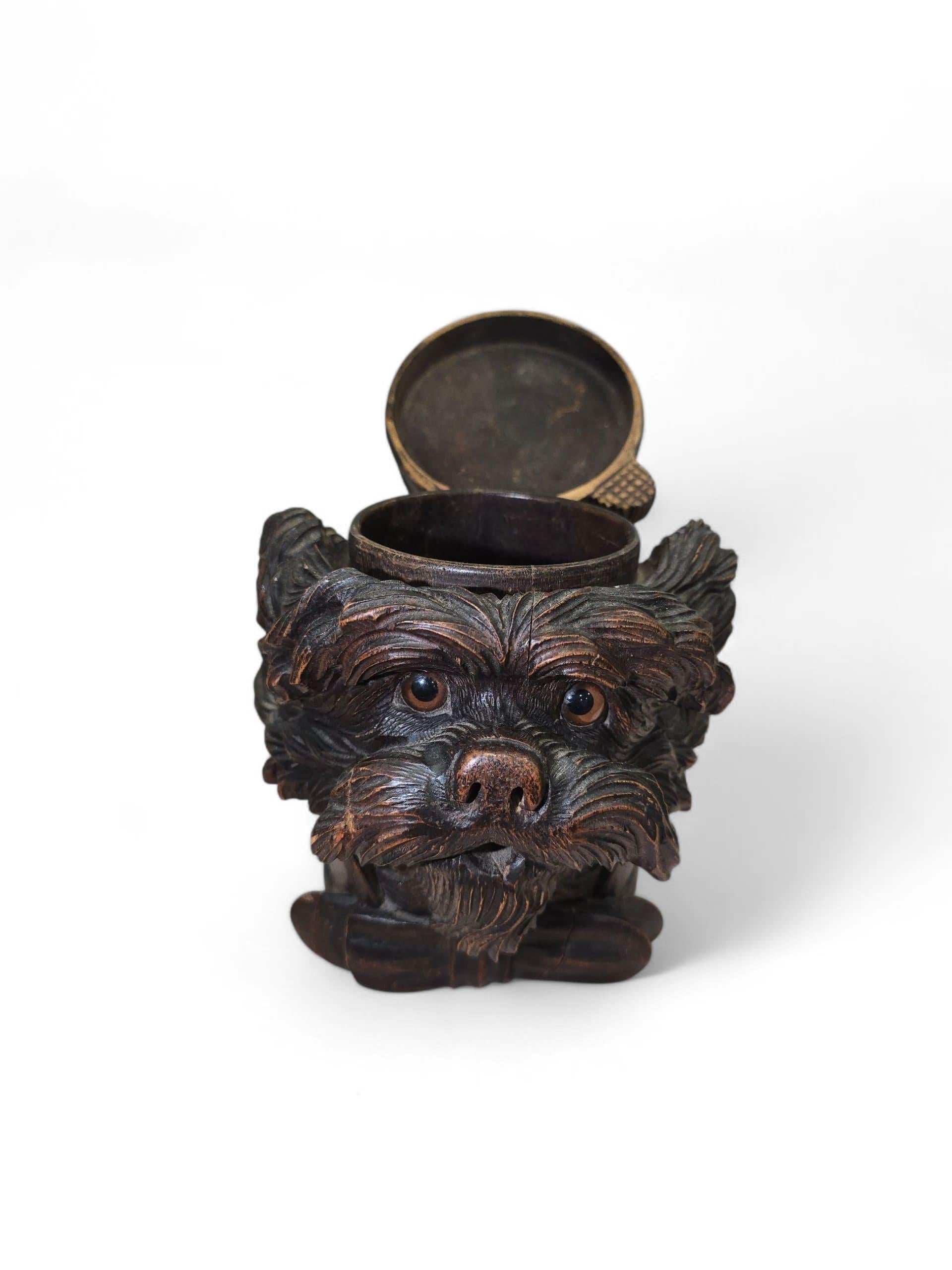 Boîte à tabac en bois sculpté du XIXe siècle en forme de tête de chien en vente 2