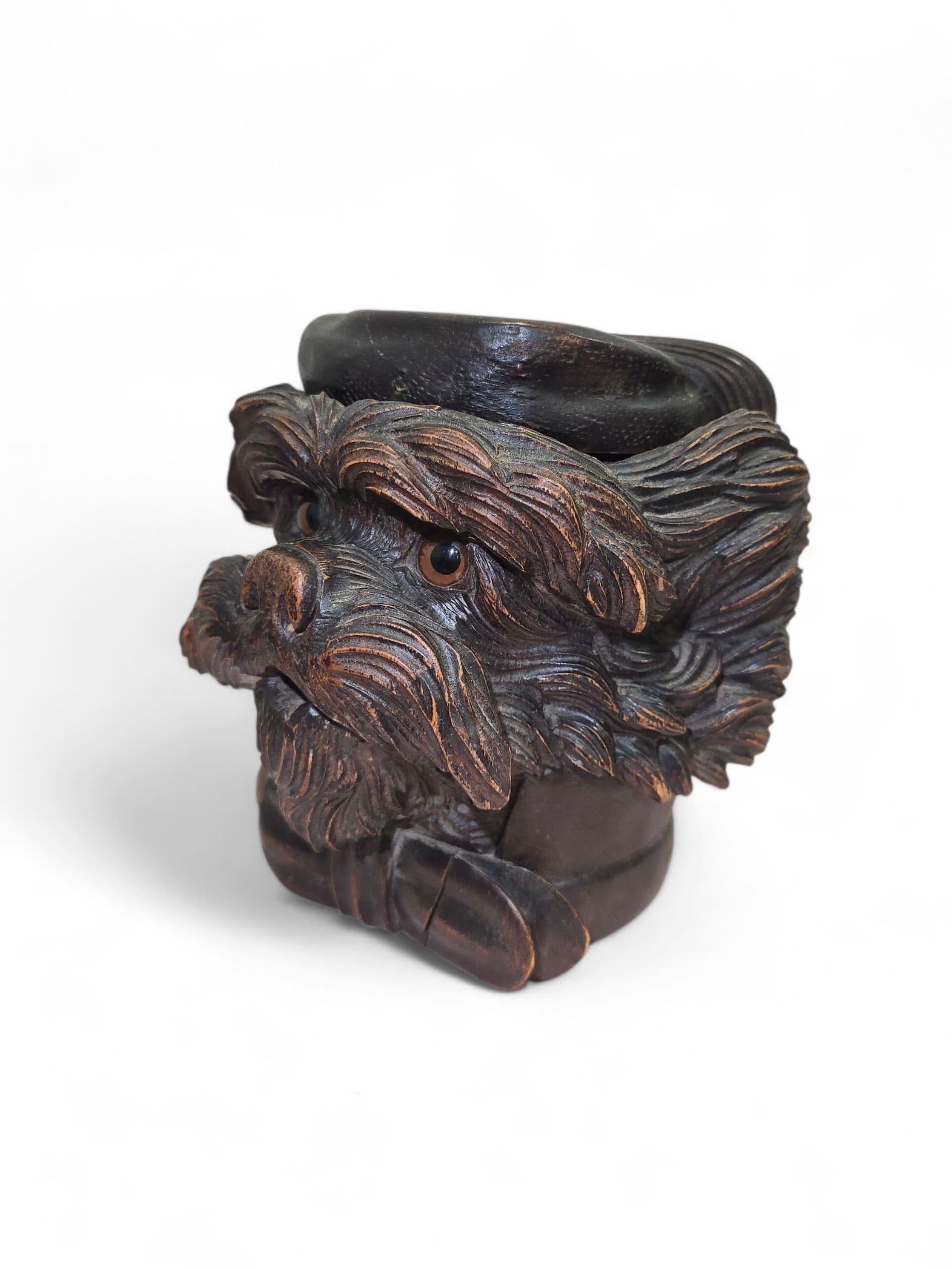 Boîte à tabac en bois sculpté du XIXe siècle en forme de tête de chien en vente 3