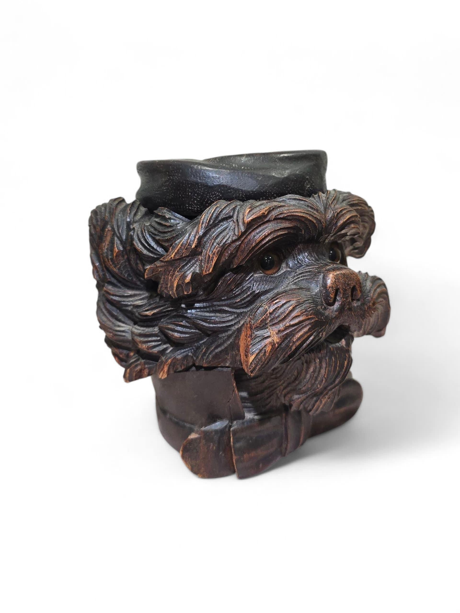 Boîte à tabac en bois sculpté du XIXe siècle en forme de tête de chien en vente 4