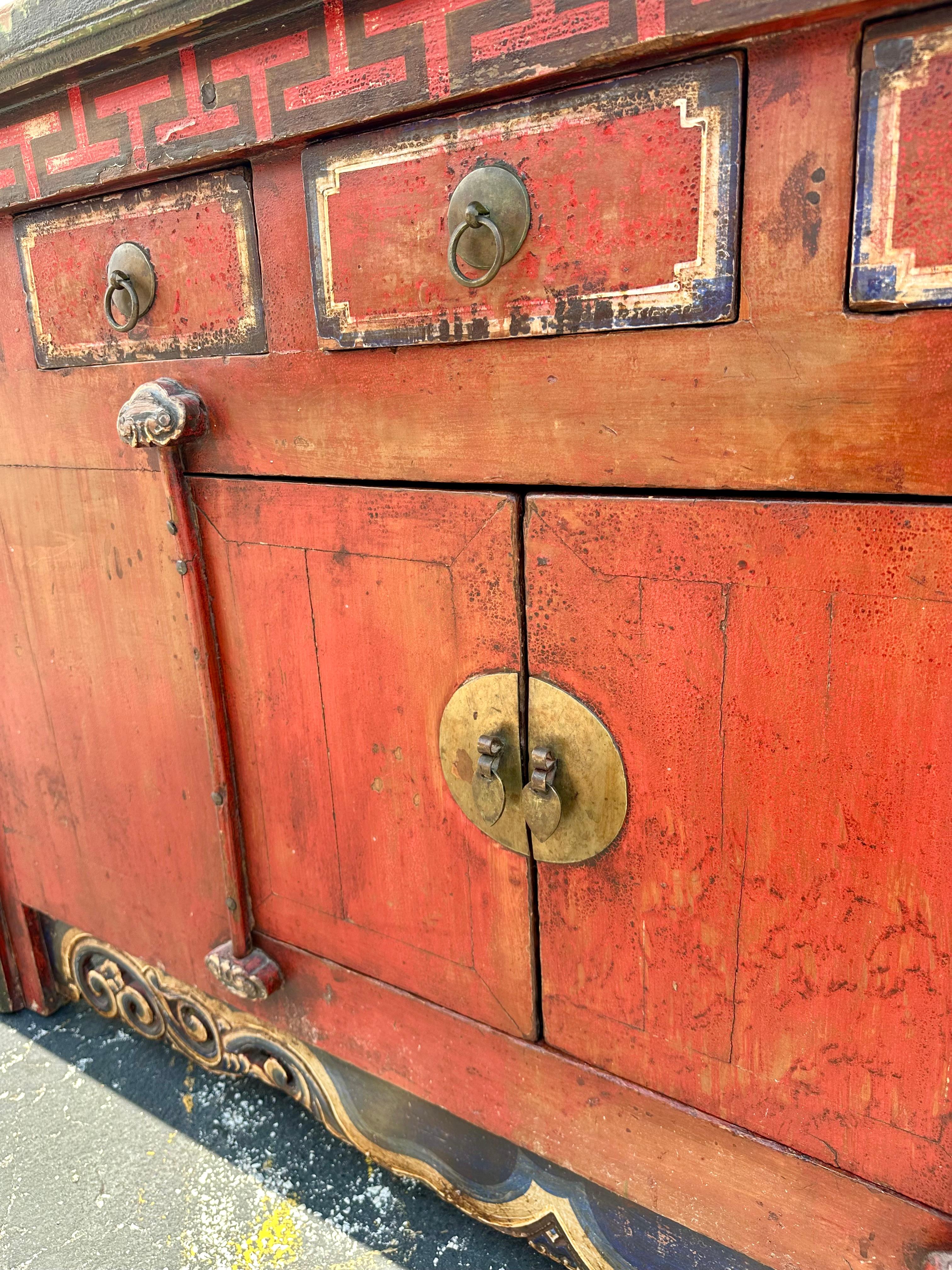 19° secolo scolpito e dipinto a mano  Credenza cinese Red Greene & Greene in vendita 3