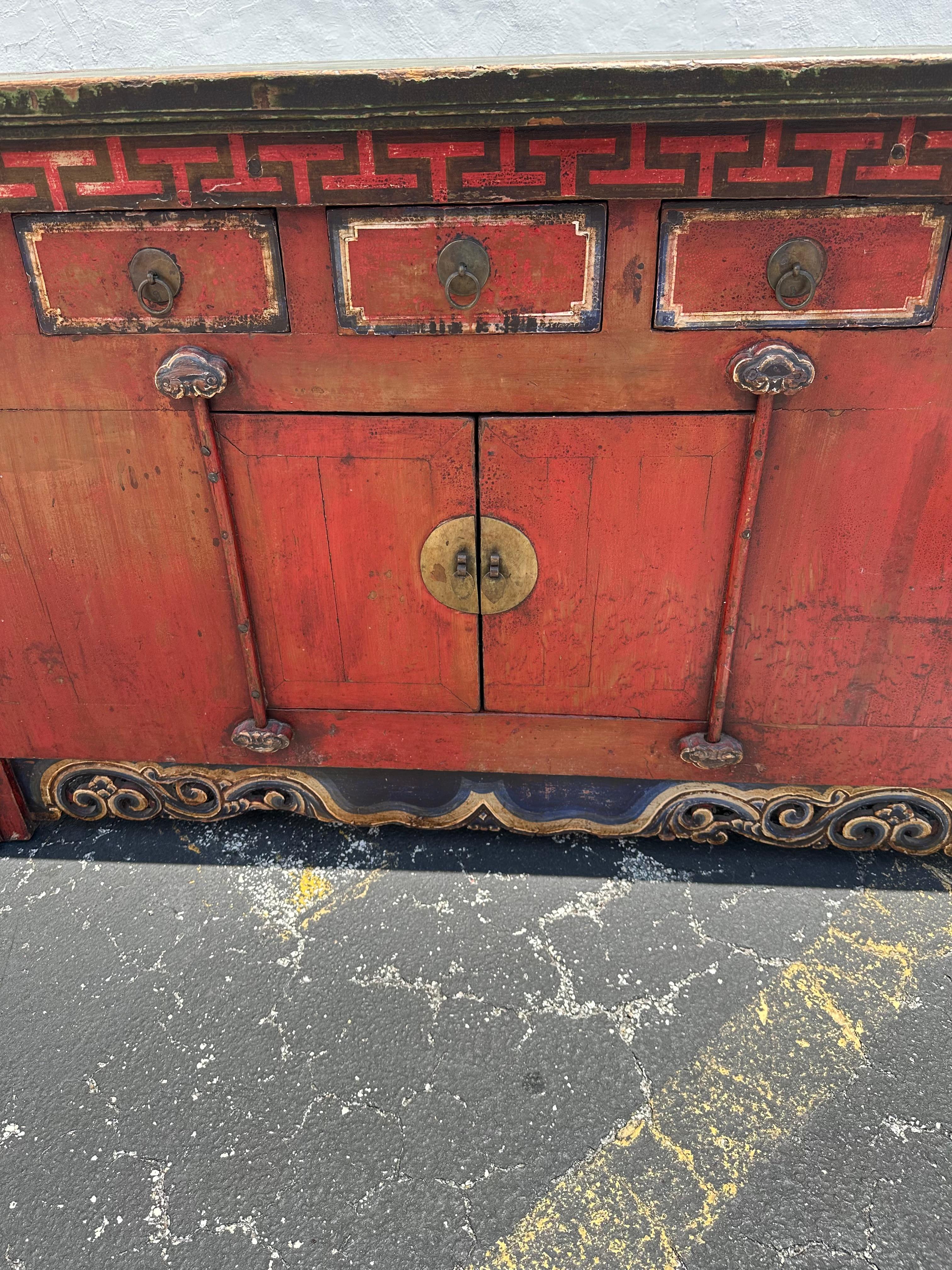19° secolo scolpito e dipinto a mano  Credenza cinese Red Greene & Greene in vendita 4