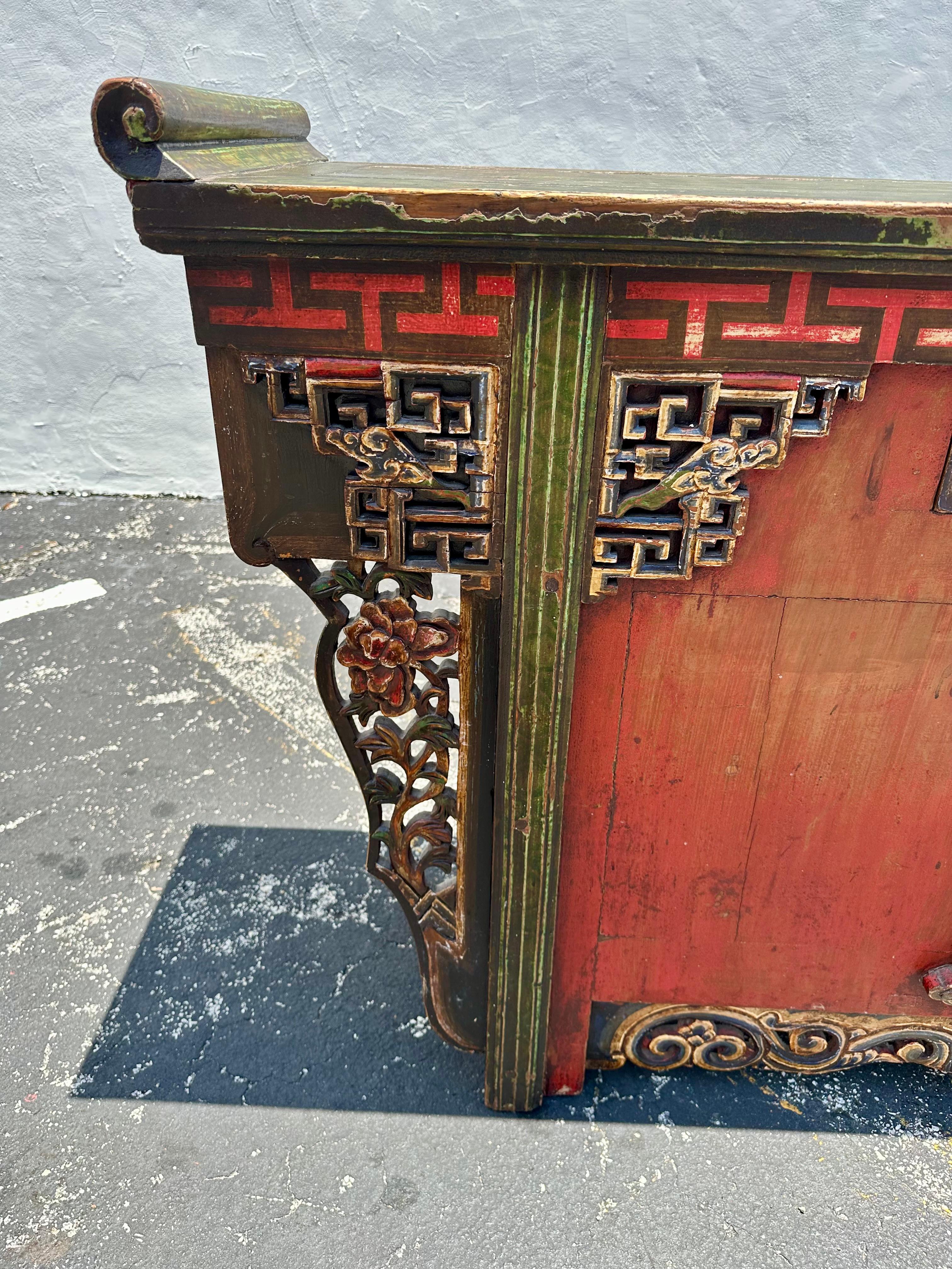 19° secolo scolpito e dipinto a mano  Credenza cinese Red Greene & Greene in vendita 5