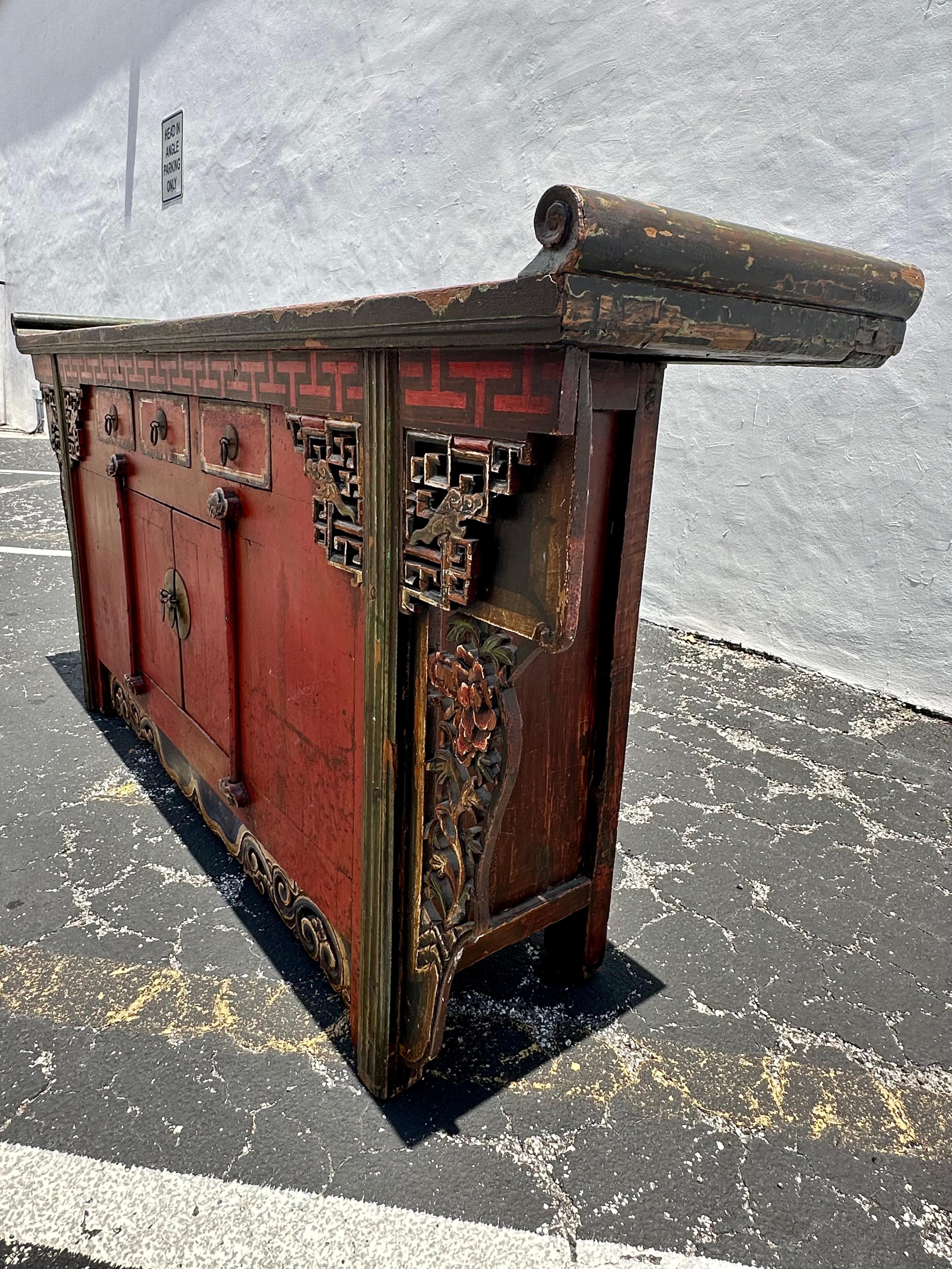 19° secolo scolpito e dipinto a mano  Credenza cinese Red Greene & Greene in vendita 8