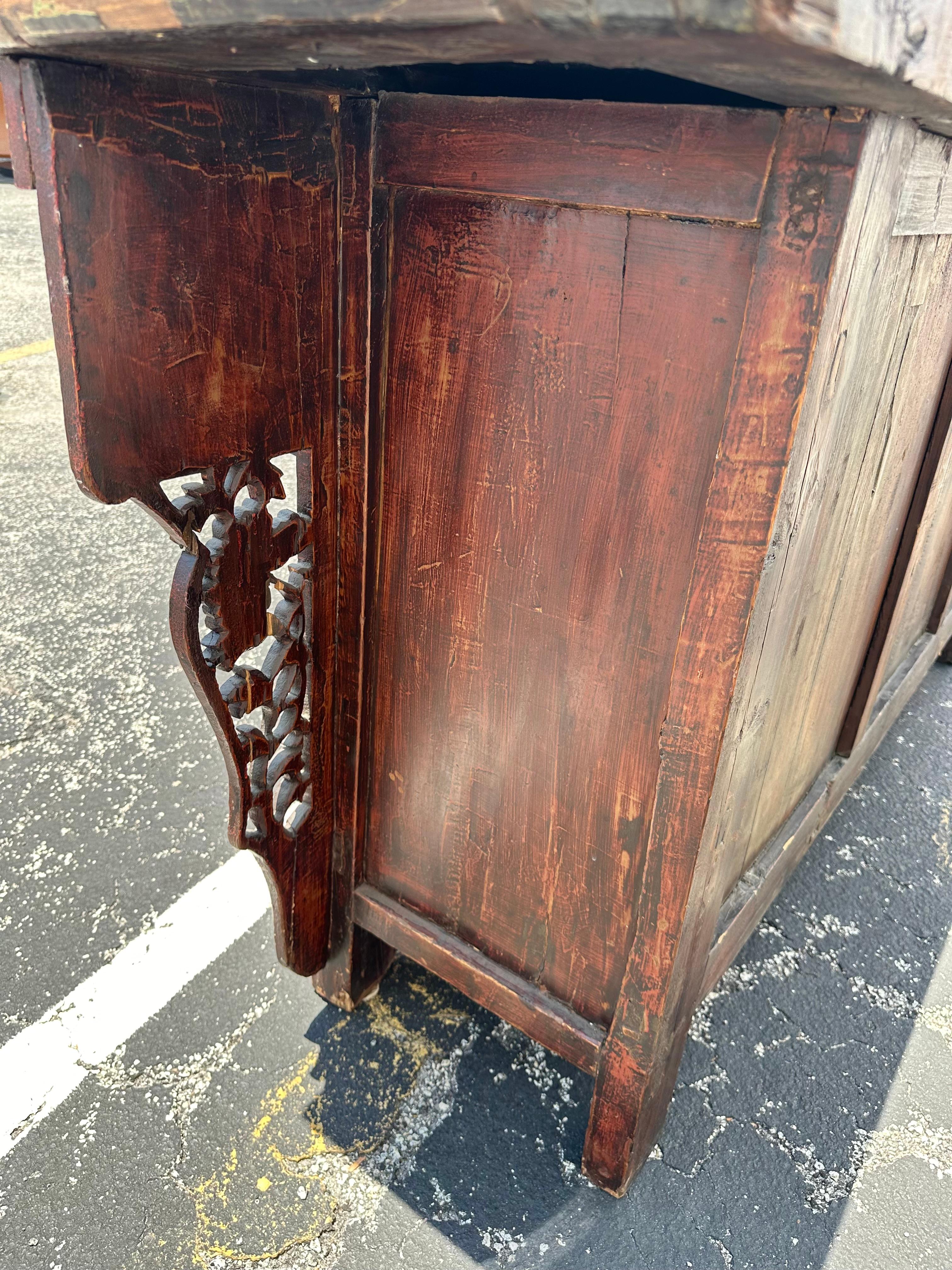 19° secolo scolpito e dipinto a mano  Credenza cinese Red Greene & Greene in vendita 10