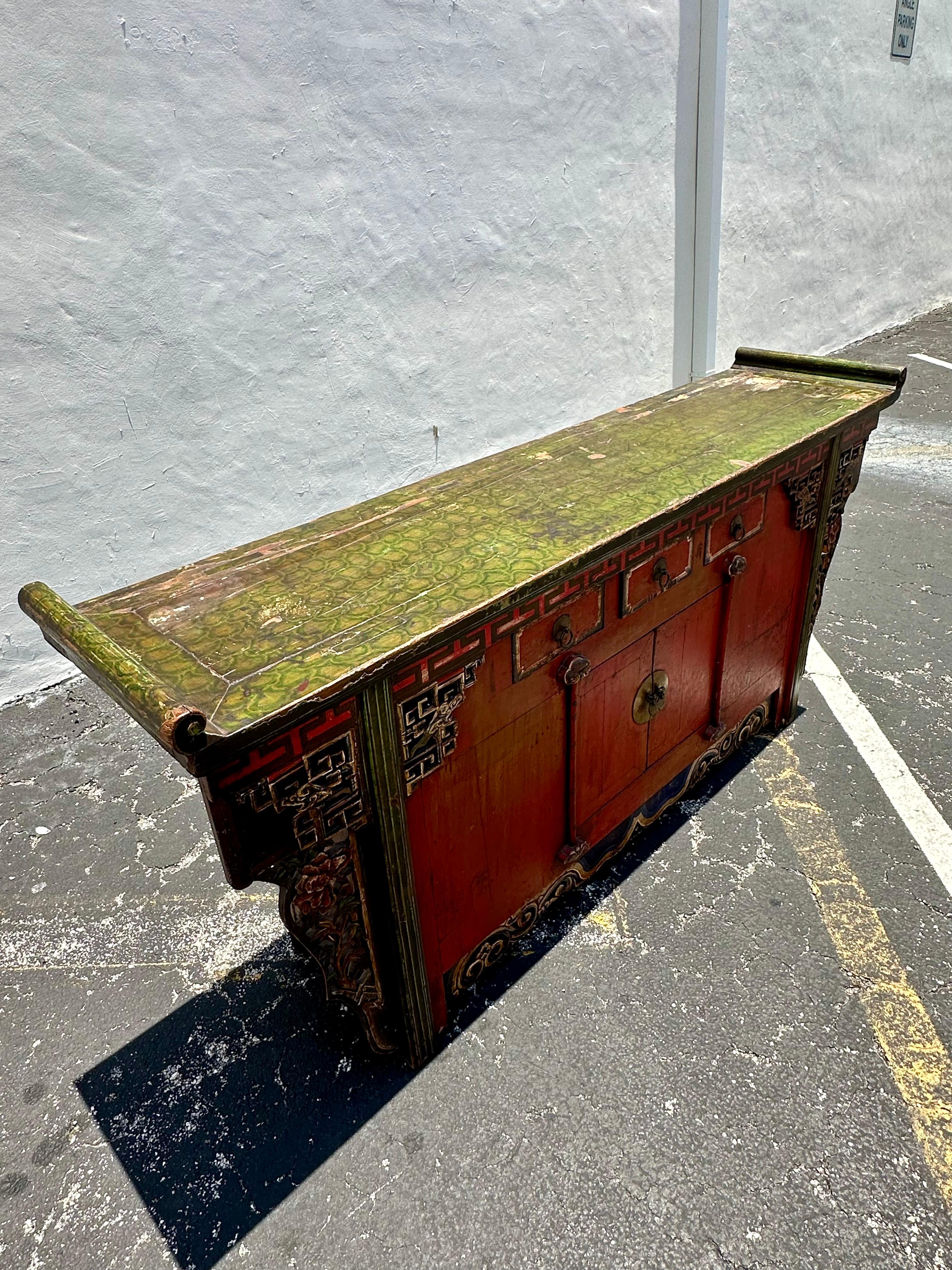 19° secolo scolpito e dipinto a mano  Credenza cinese Red Greene & Greene In condizioni buone in vendita a Fort Lauderdale, FL