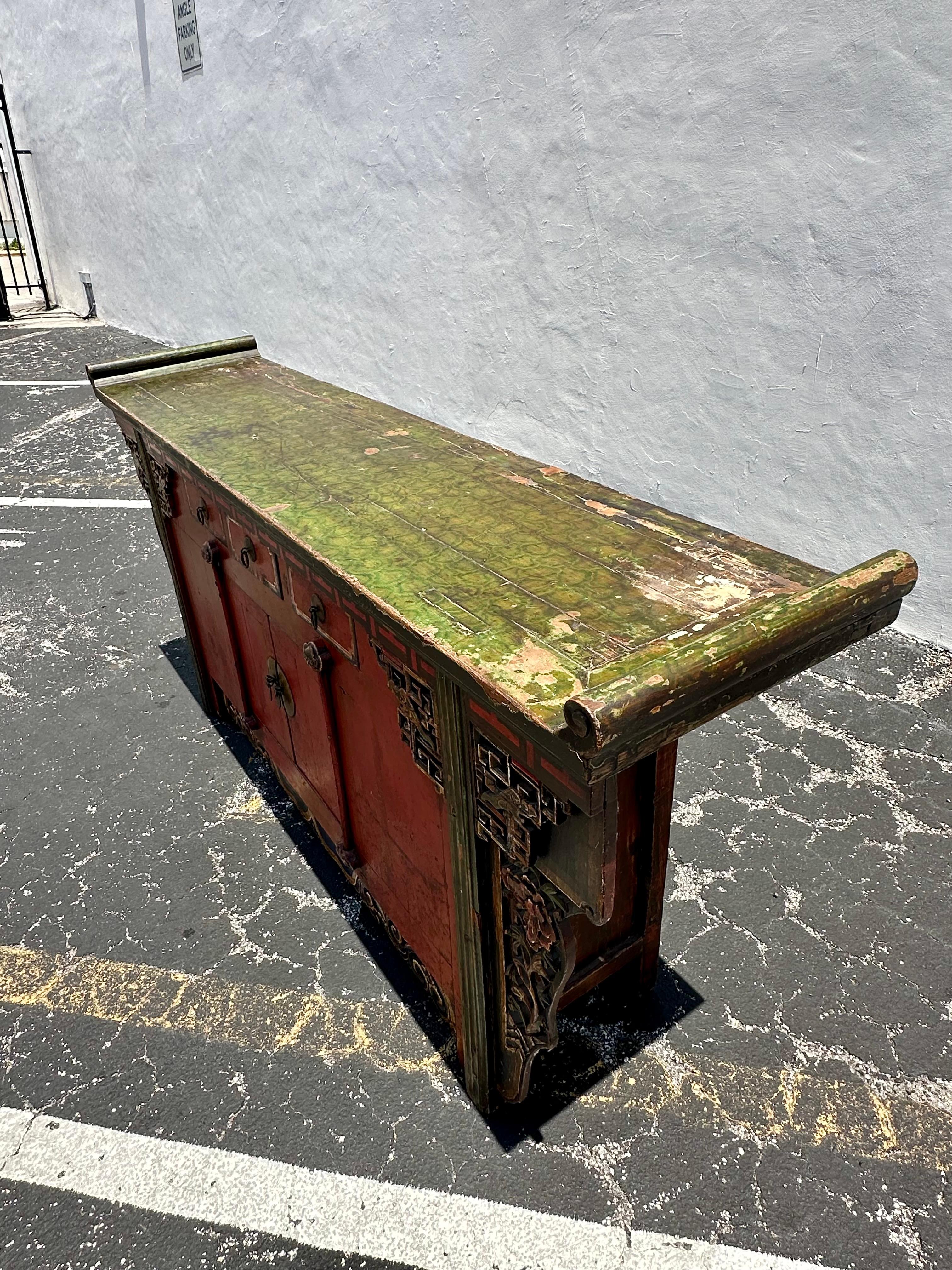 Ottone 19° secolo scolpito e dipinto a mano  Credenza cinese Red Greene & Greene in vendita