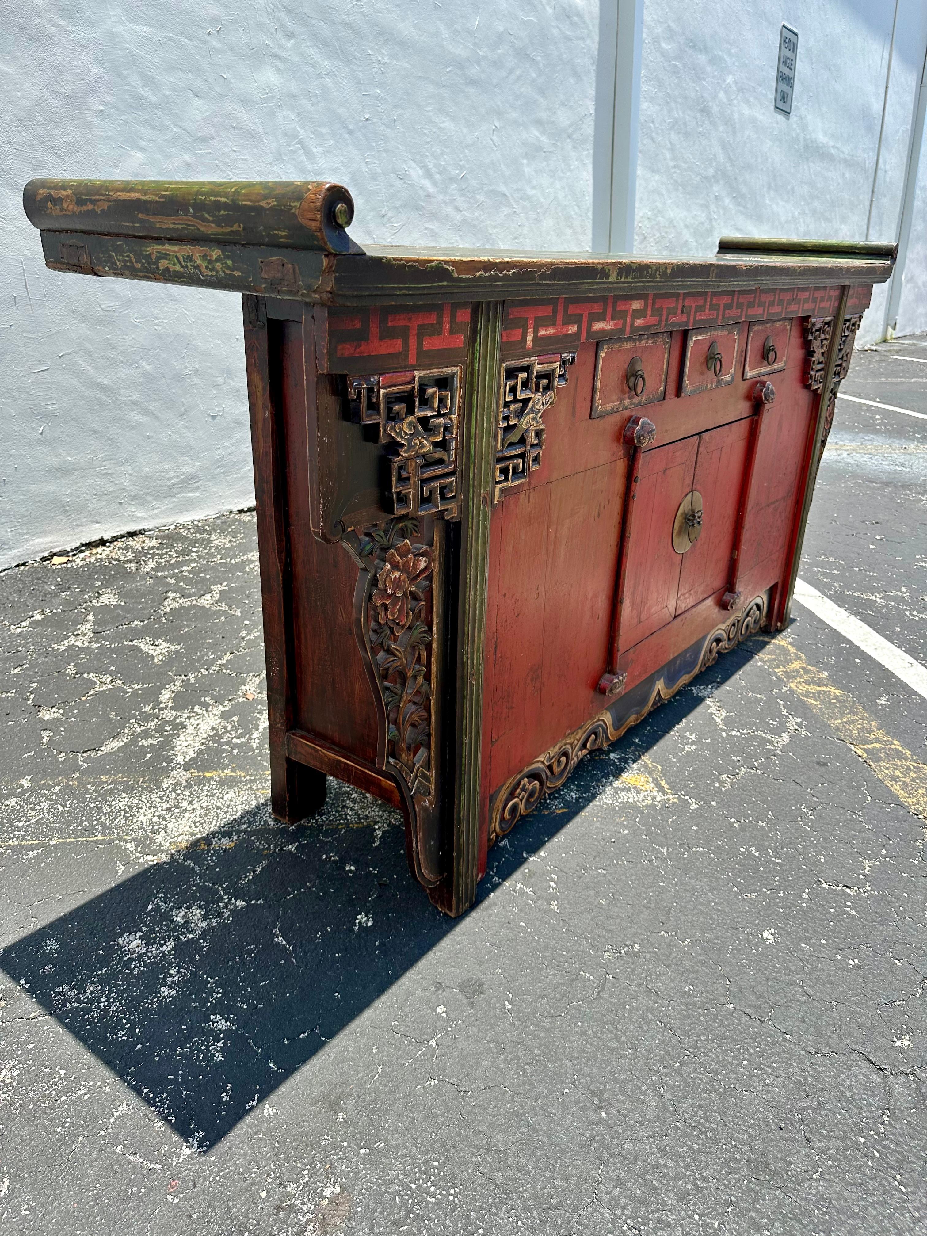 19° secolo scolpito e dipinto a mano  Credenza cinese Red Greene & Greene in vendita 1